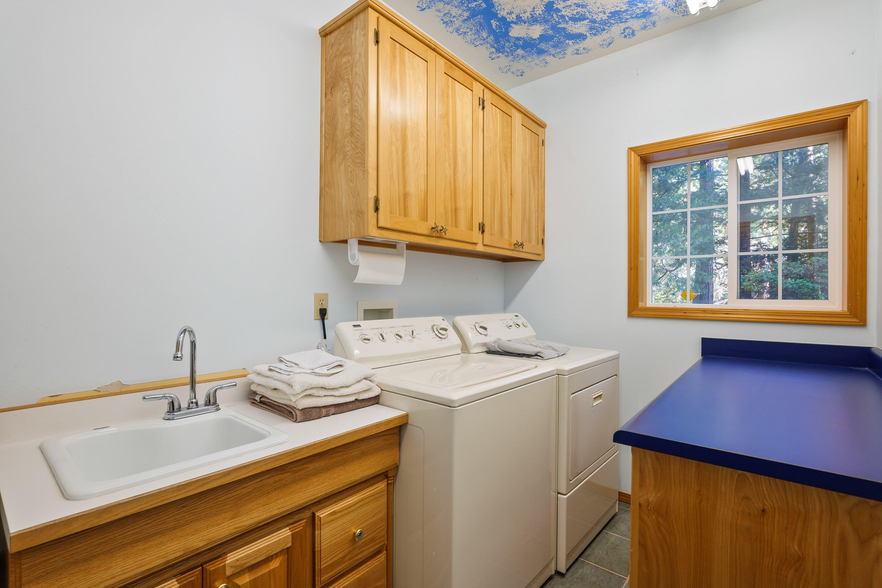 Selma, Oregon, 97538, United States, 5 Bedrooms Bedrooms, ,5 BathroomsBathrooms,Residential,Active,1902945