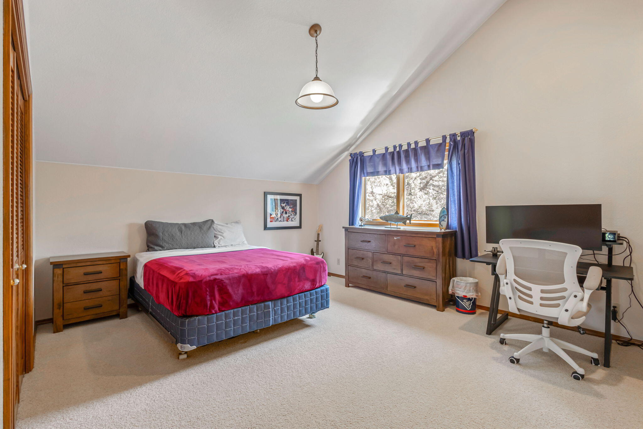 Bend, Oregon, 97702, United States, 4 Bedrooms Bedrooms, ,3 BathroomsBathrooms,Residential,Active,1907972