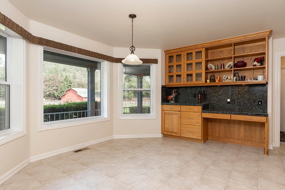 Grants Pass, Oregon, 97527, United States, 4 Bedrooms Bedrooms, ,5 BathroomsBathrooms,Residential,Active,1927646