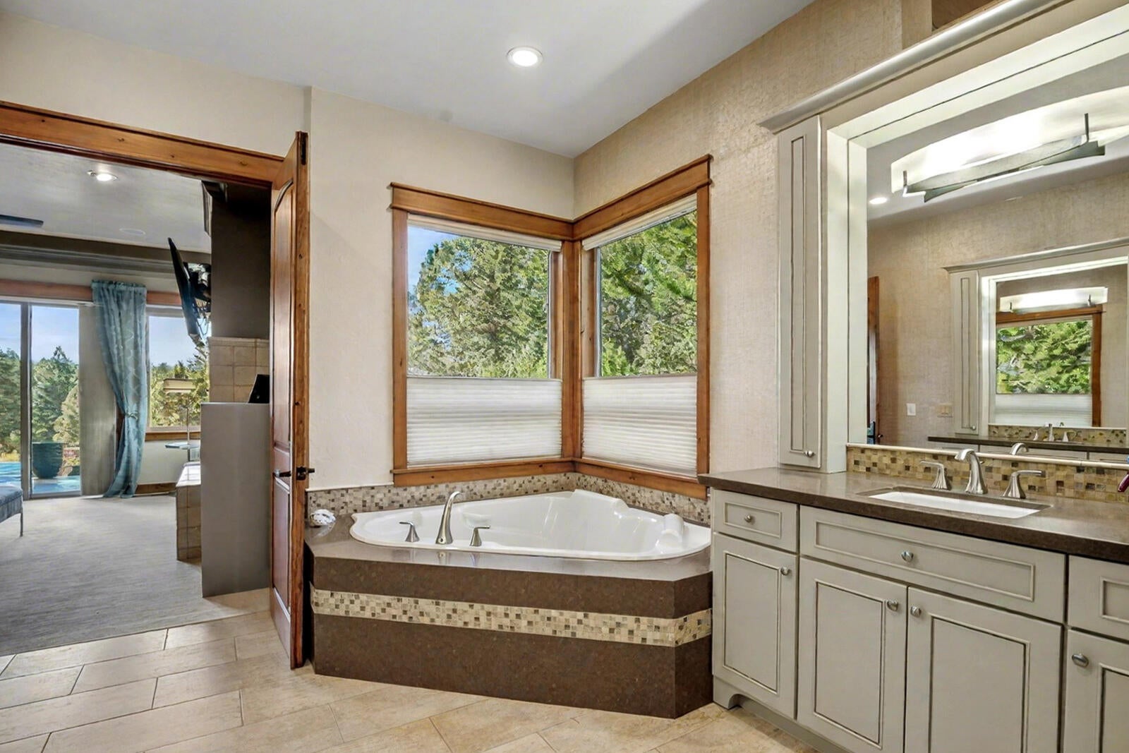 Bend, Oregon, 97703, United States, 4 Bedrooms Bedrooms, ,4 BathroomsBathrooms,Residential,Active,1990602