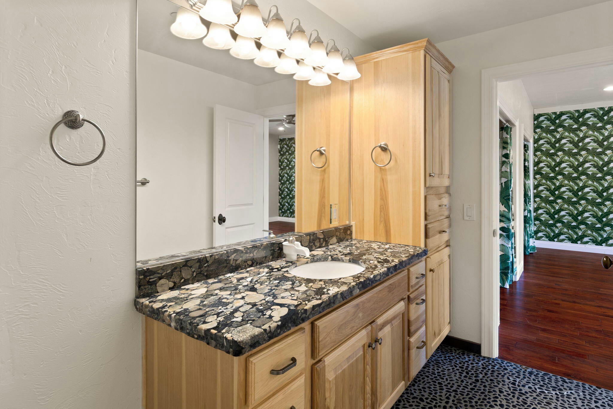 Grants Pass, Oregon, 97527, United States, ,6 BathroomsBathrooms,Residential,Active,1748769