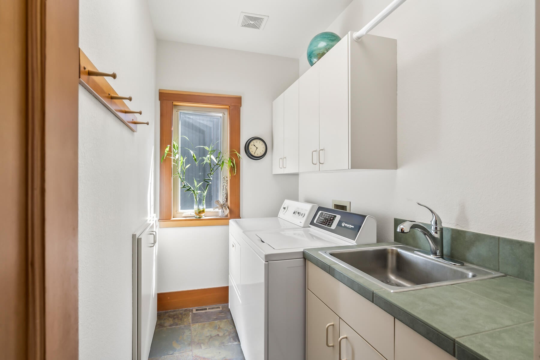 Bend, Oregon, 97702, United States, 3 Bedrooms Bedrooms, ,3 BathroomsBathrooms,Residential,Active,1936452