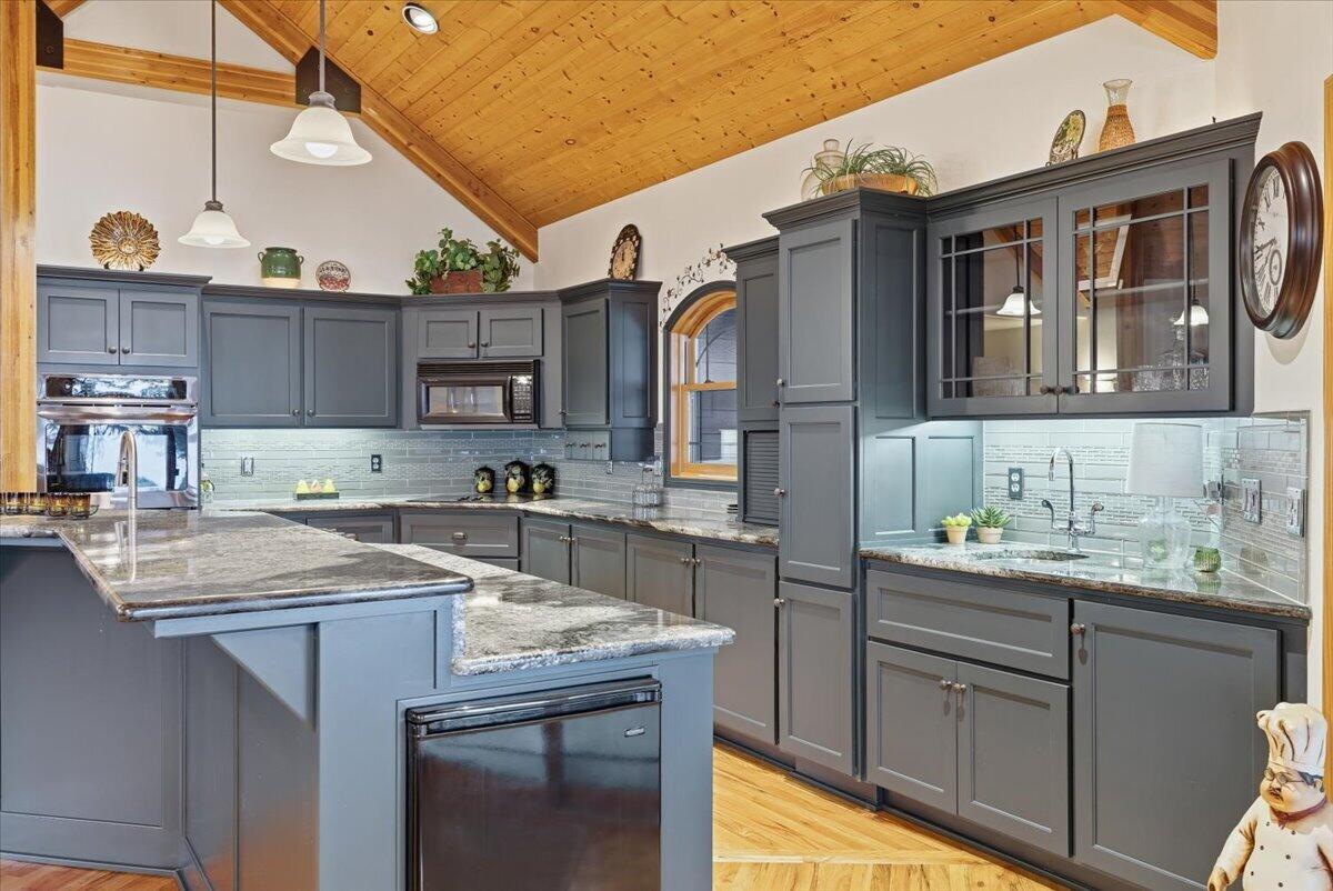 Grants Pass, Oregon, 97527, United States, 3 Bedrooms Bedrooms, ,3 BathroomsBathrooms,Residential,Active,1990612