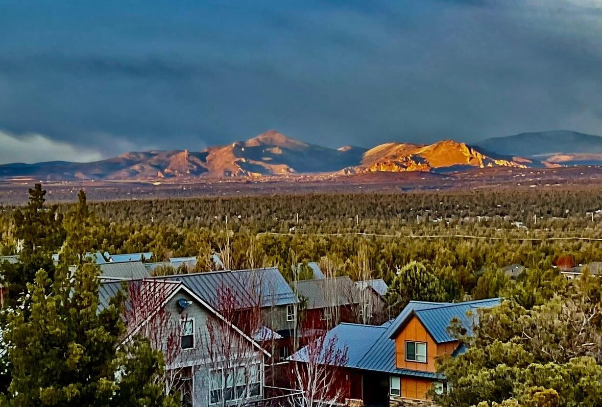 Redmond, Oregon, 97756, United States, 3 Bedrooms Bedrooms, ,4 BathroomsBathrooms,Residential,Active,2002359