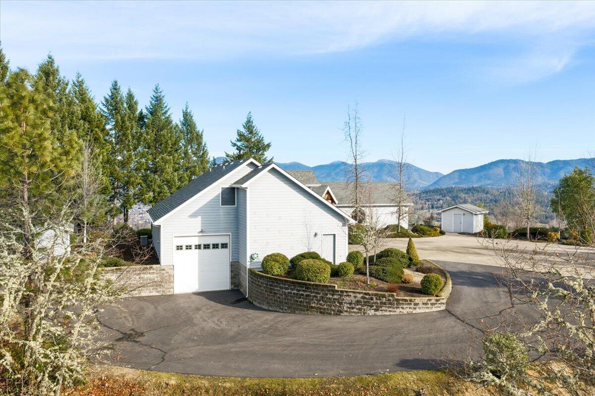 Grants Pass, Oregon, 97527, United States, 3 Bedrooms Bedrooms, ,3 BathroomsBathrooms,Residential,Active,1990612