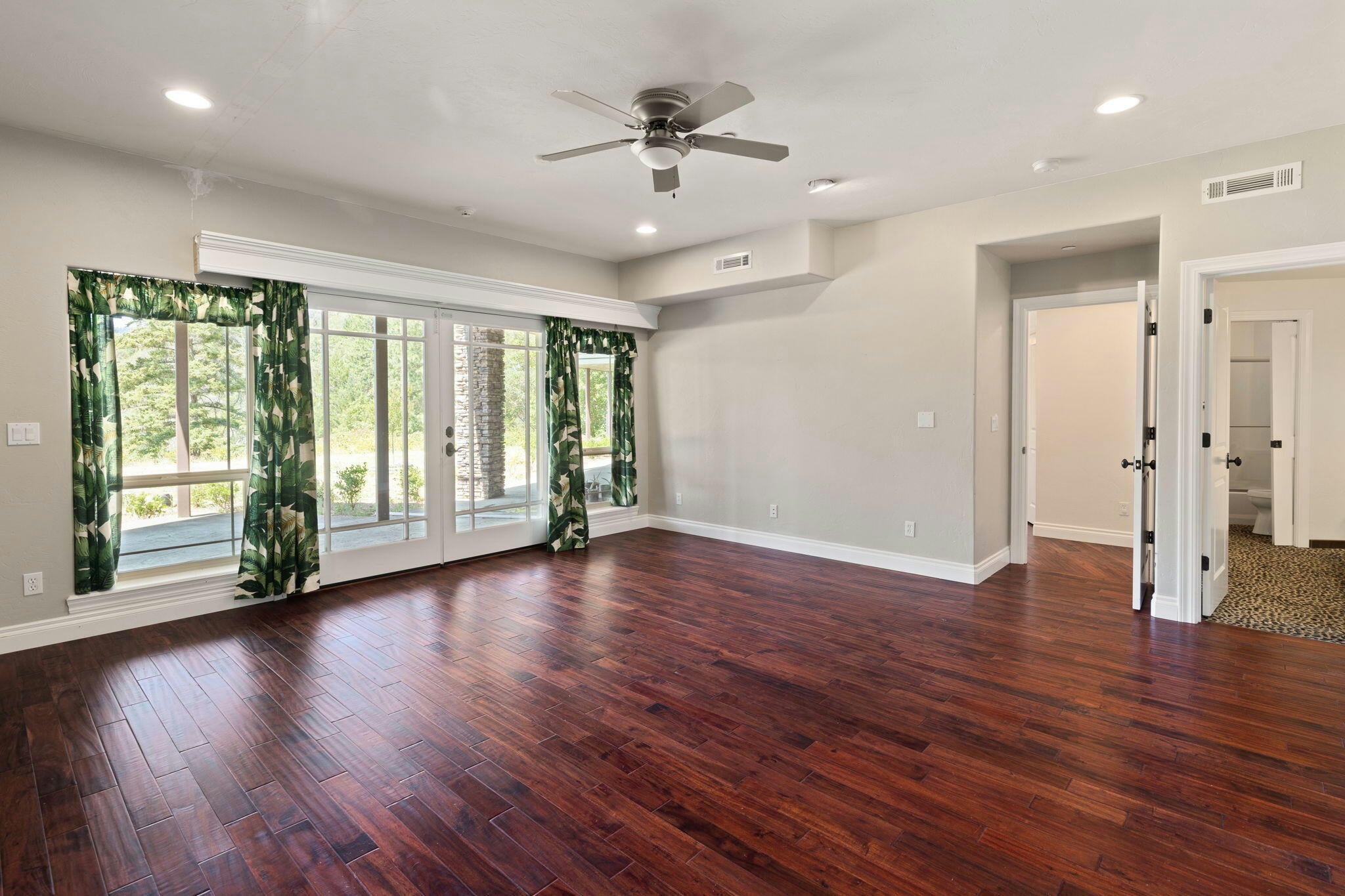 Grants Pass, Oregon, 97527, United States, ,6 BathroomsBathrooms,Residential,Active,1748769