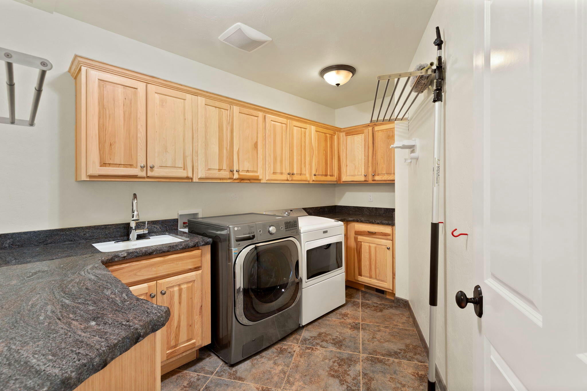 Grants Pass, Oregon, 97527, United States, ,6 BathroomsBathrooms,Residential,Active,1748769