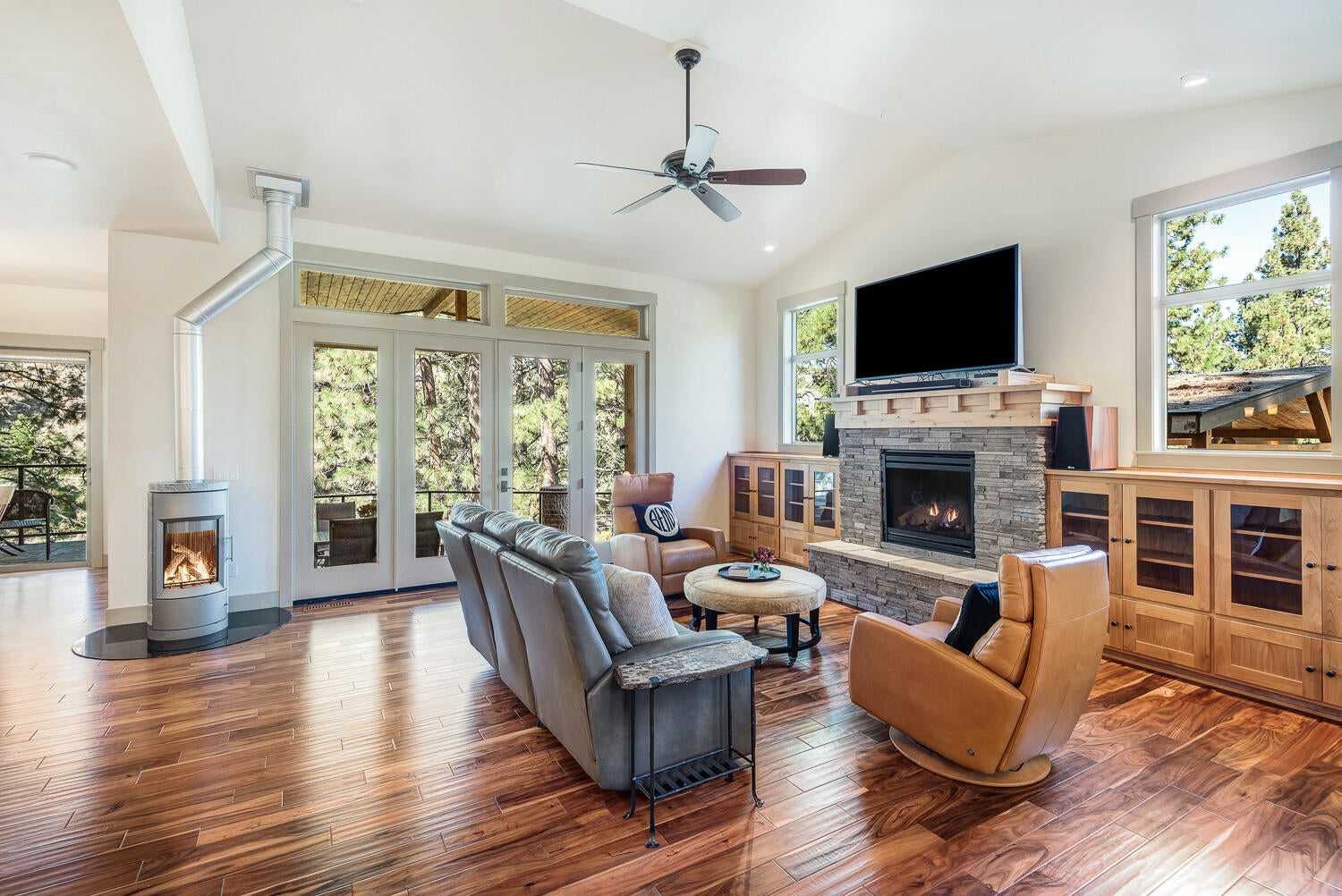 Bend, Oregon, 97703, United States, 3 Bedrooms Bedrooms, ,3 BathroomsBathrooms,Residential,Active,1952278