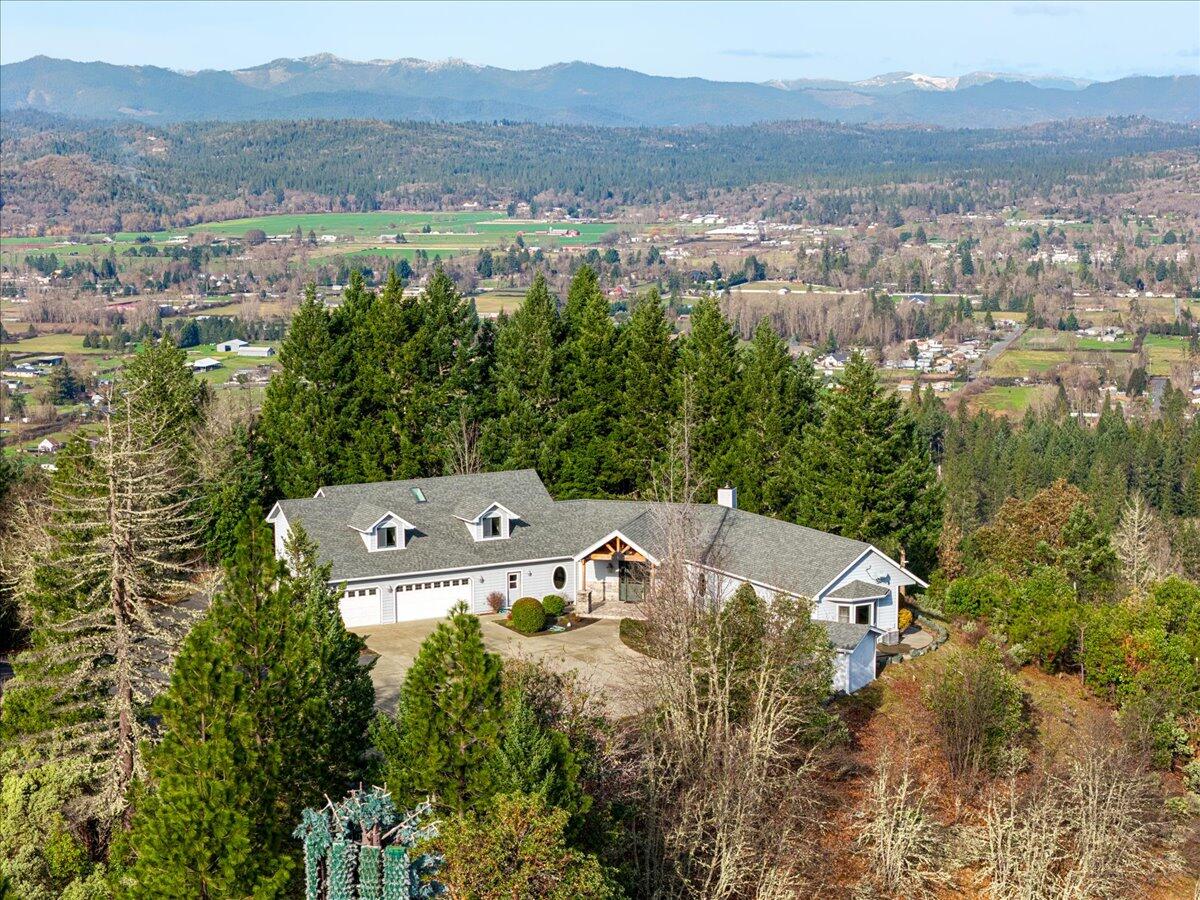 Grants Pass, Oregon, 97527, United States, 3 Bedrooms Bedrooms, ,3 BathroomsBathrooms,Residential,Active,1990612