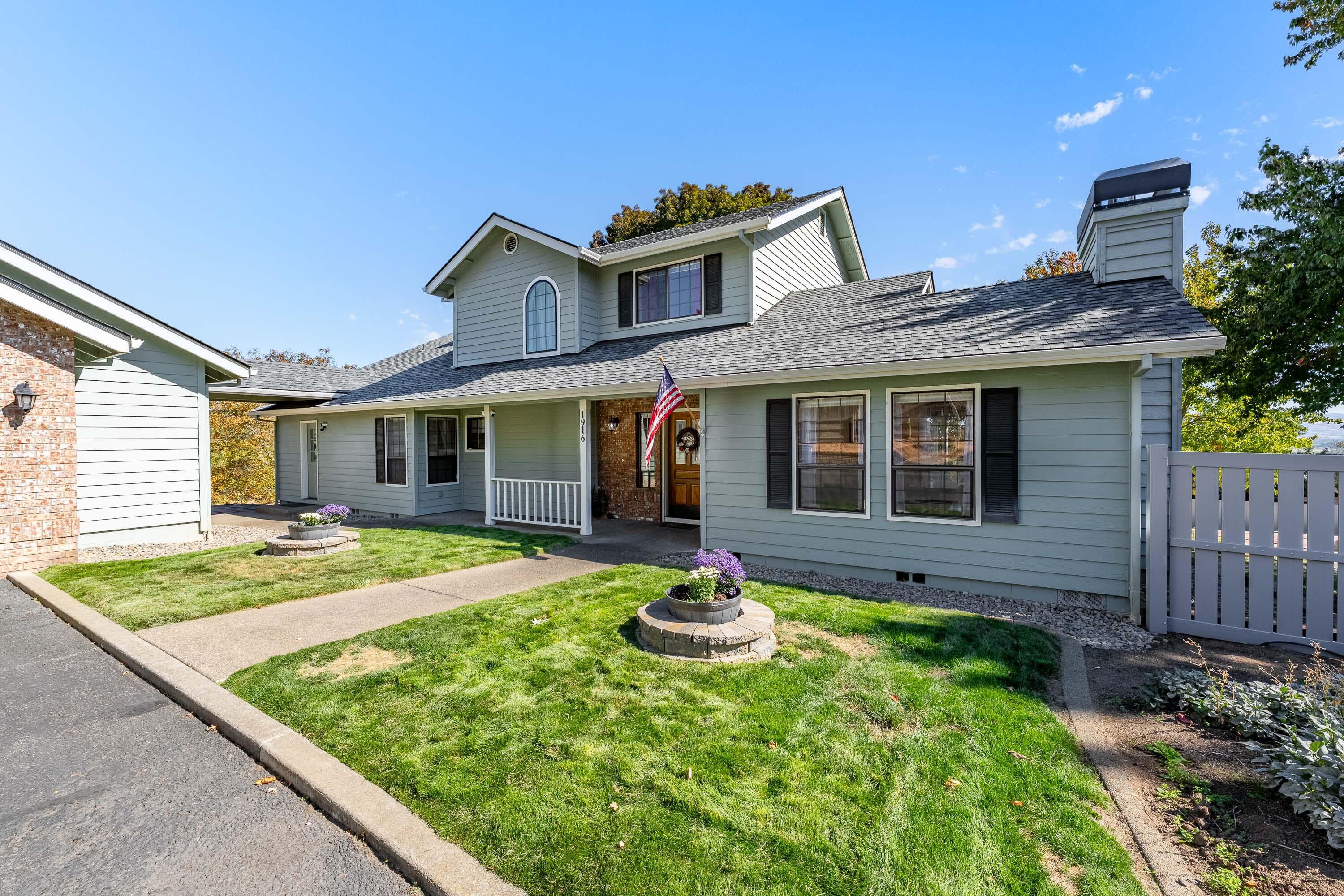 Central Point, Oregon, 97502, United States, 4 Bedrooms Bedrooms, ,3 BathroomsBathrooms,Residential,Active,1959928