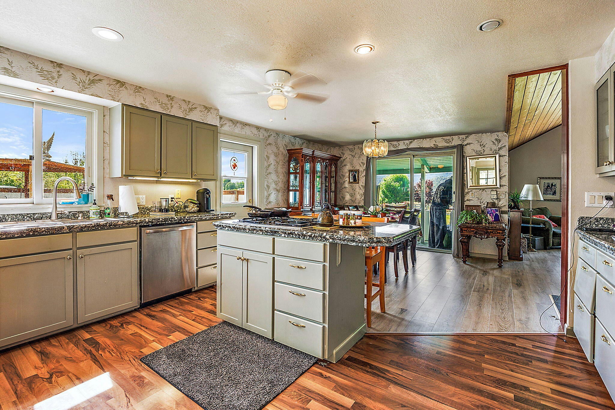 Ashland, Oregon, 97520, United States, 4 Bedrooms Bedrooms, ,4 BathroomsBathrooms,Residential,Active,1741601