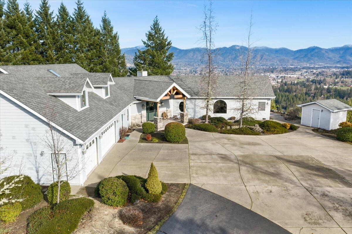 Grants Pass, Oregon, 97527, United States, 3 Bedrooms Bedrooms, ,3 BathroomsBathrooms,Residential,Active,1990612