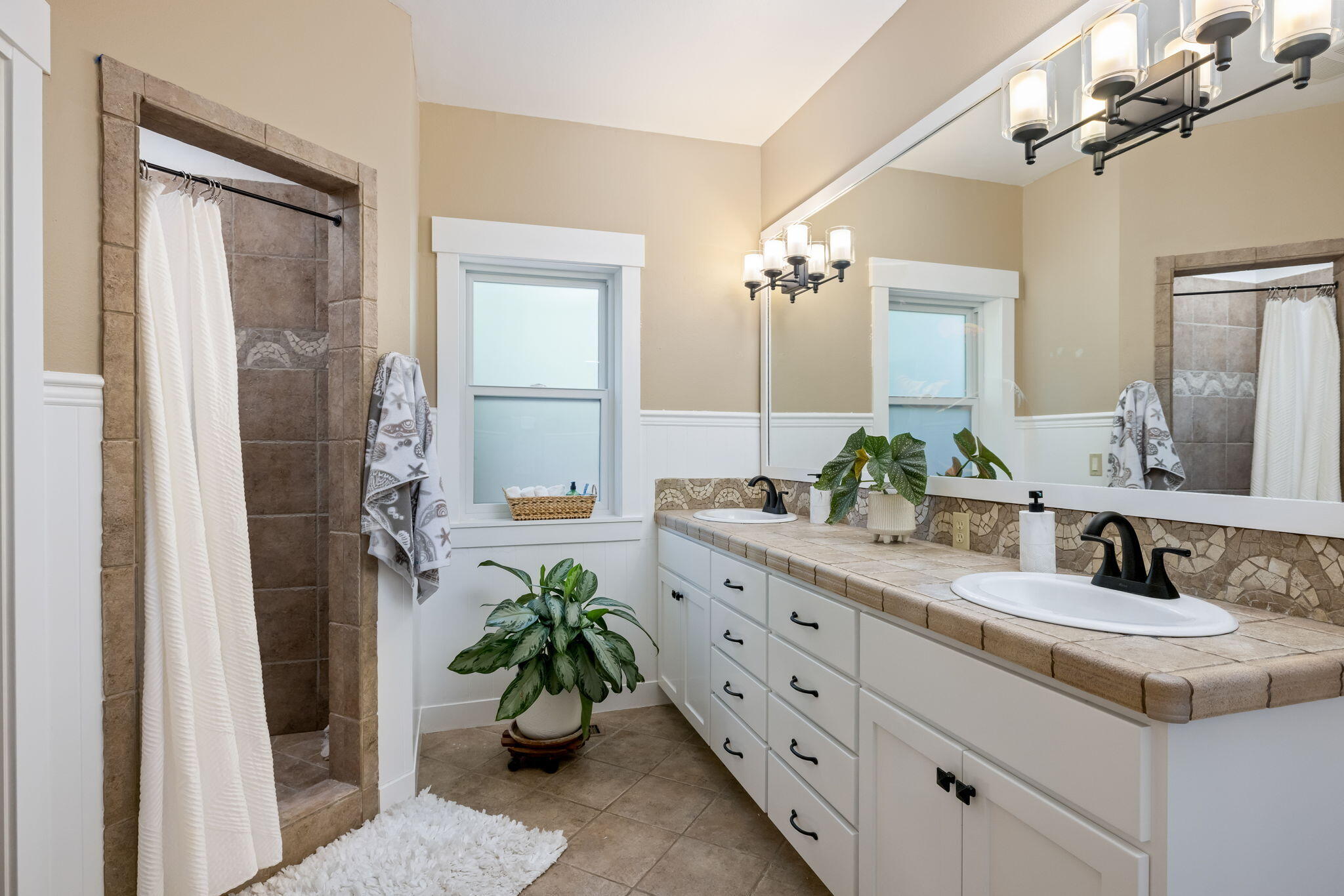 Bend, Oregon, 97702, United States, ,3 BathroomsBathrooms,Residential,Active,1850627