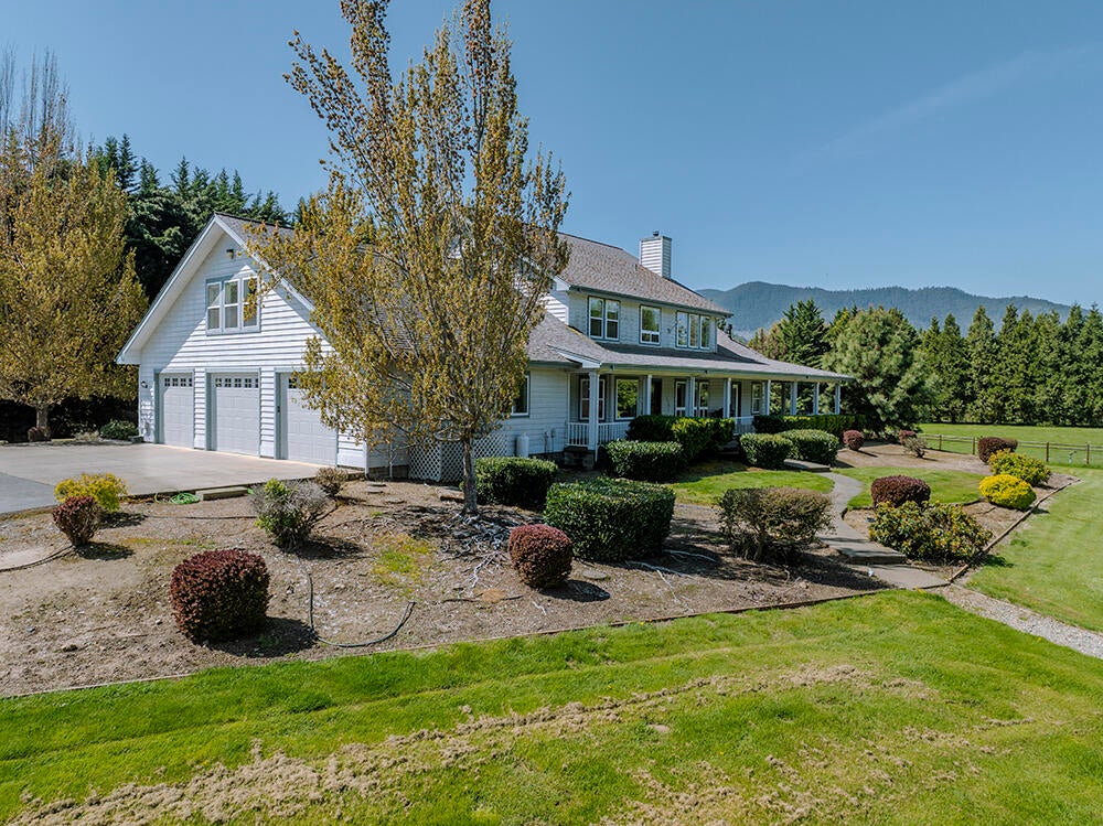 Grants Pass, Oregon, 97527, United States, 4 Bedrooms Bedrooms, ,5 BathroomsBathrooms,Residential,Active,1927646