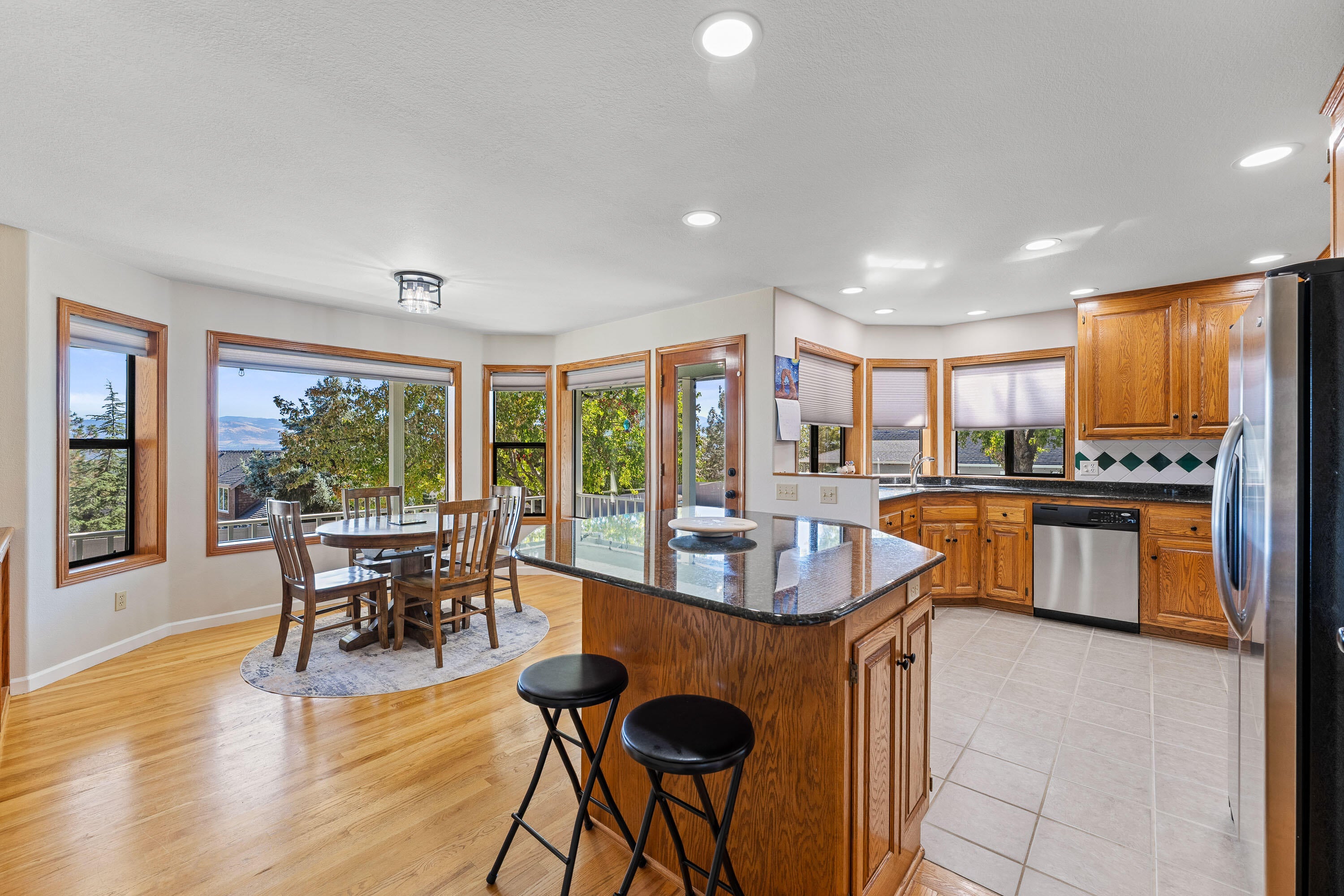 Central Point, Oregon, 97502, United States, 4 Bedrooms Bedrooms, ,3 BathroomsBathrooms,Residential,Active,1959928