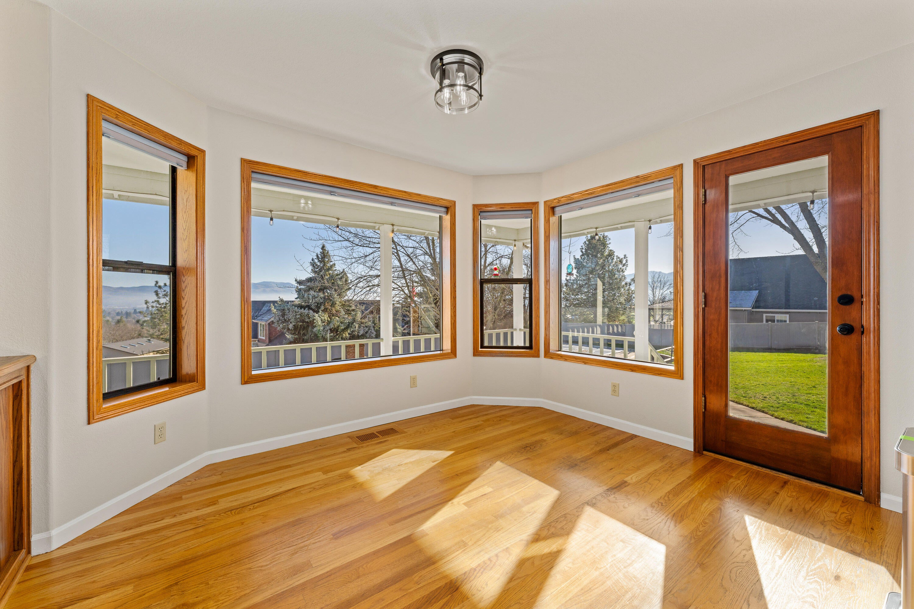 Central Point, Oregon, 97502, United States, 4 Bedrooms Bedrooms, ,3 BathroomsBathrooms,Residential,Active,1959928