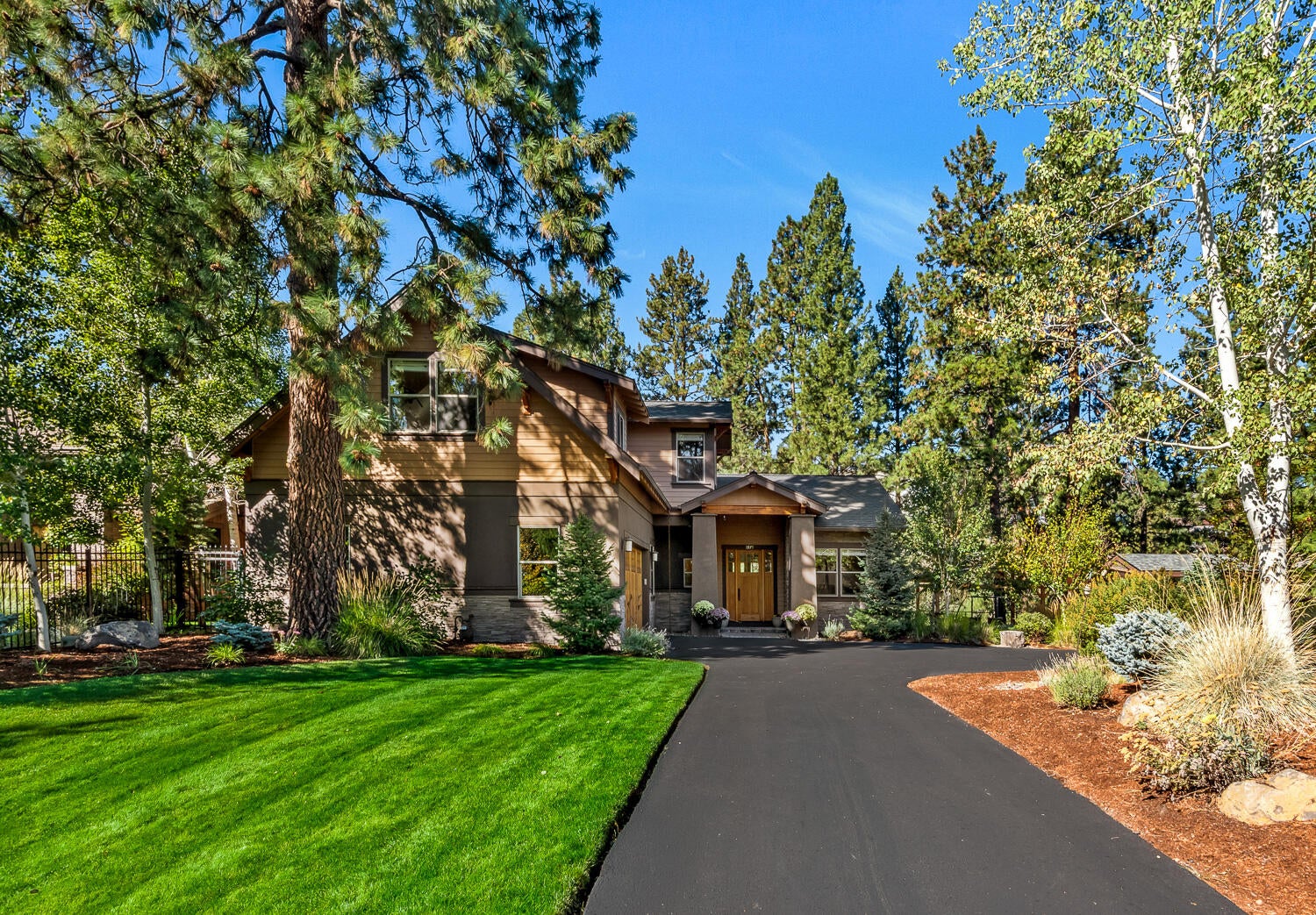 Bend, Oregon, 97703, United States, 3 Bedrooms Bedrooms, ,3 BathroomsBathrooms,Residential,Active,1952278