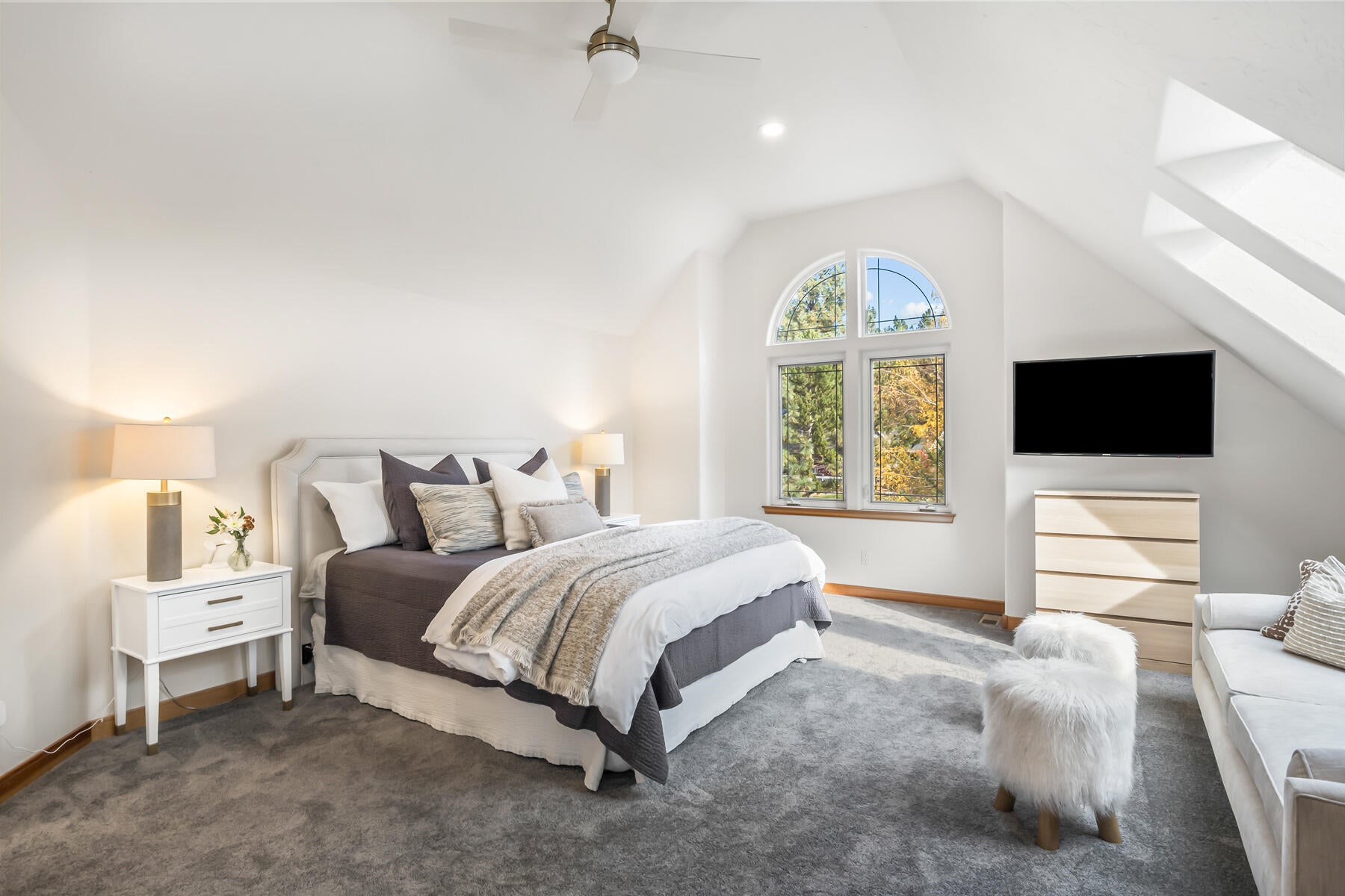 Bend, Oregon, 97703, United States, 5 Bedrooms Bedrooms, ,3 BathroomsBathrooms,Residential,Active,1972188