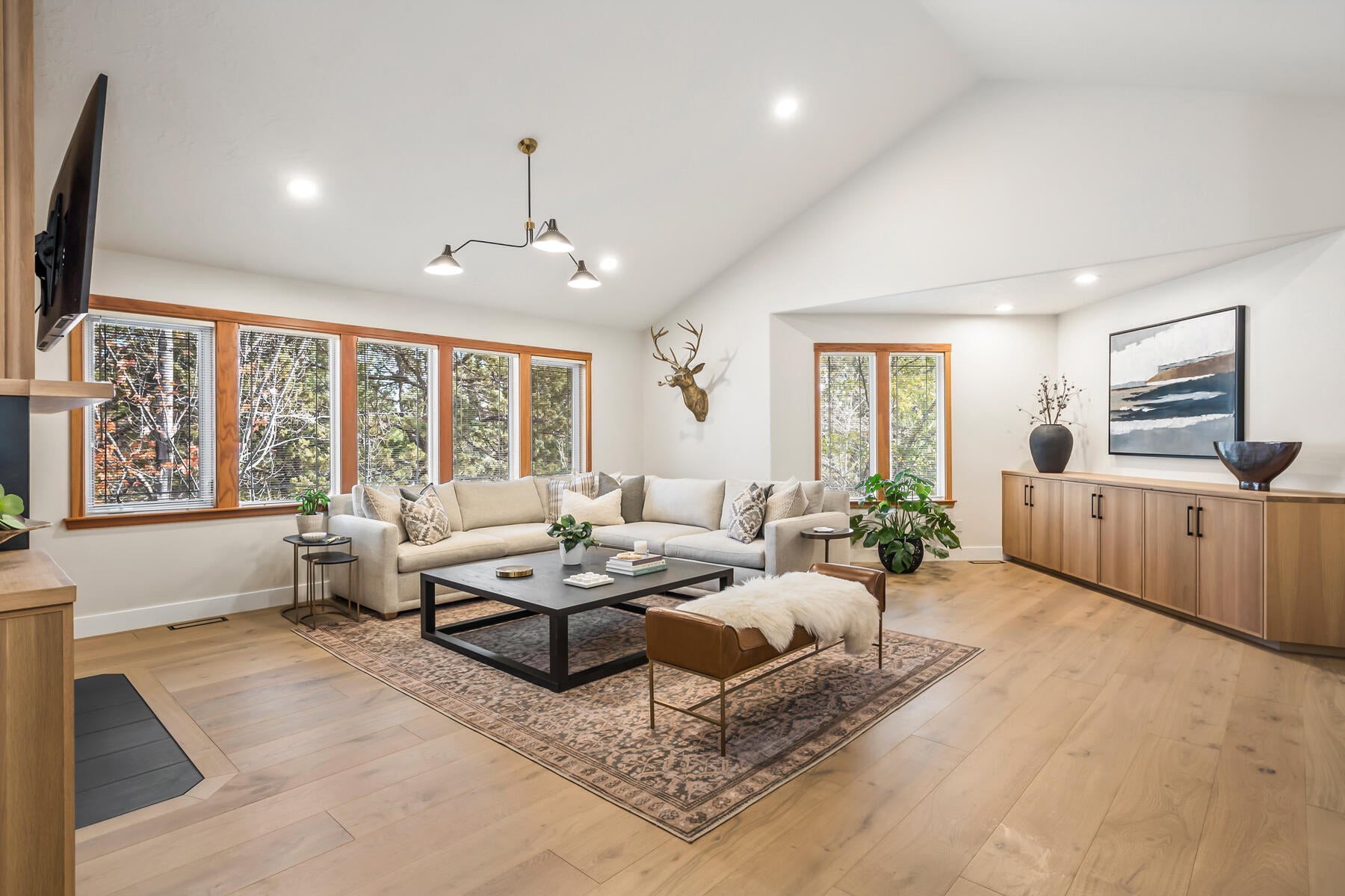 Bend, Oregon, 97703, United States, 5 Bedrooms Bedrooms, ,3 BathroomsBathrooms,Residential,Active,1972188