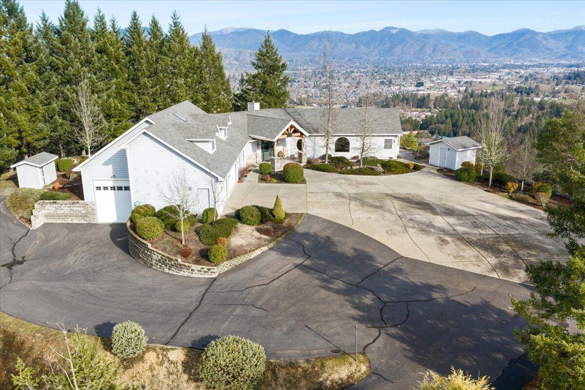 Grants Pass, Oregon, 97527, United States, 3 Bedrooms Bedrooms, ,3 BathroomsBathrooms,Residential,Active,1990612