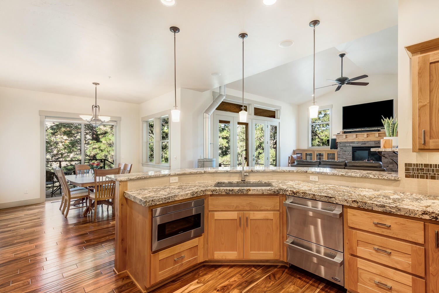 Bend, Oregon, 97703, United States, 3 Bedrooms Bedrooms, ,3 BathroomsBathrooms,Residential,Active,1952278