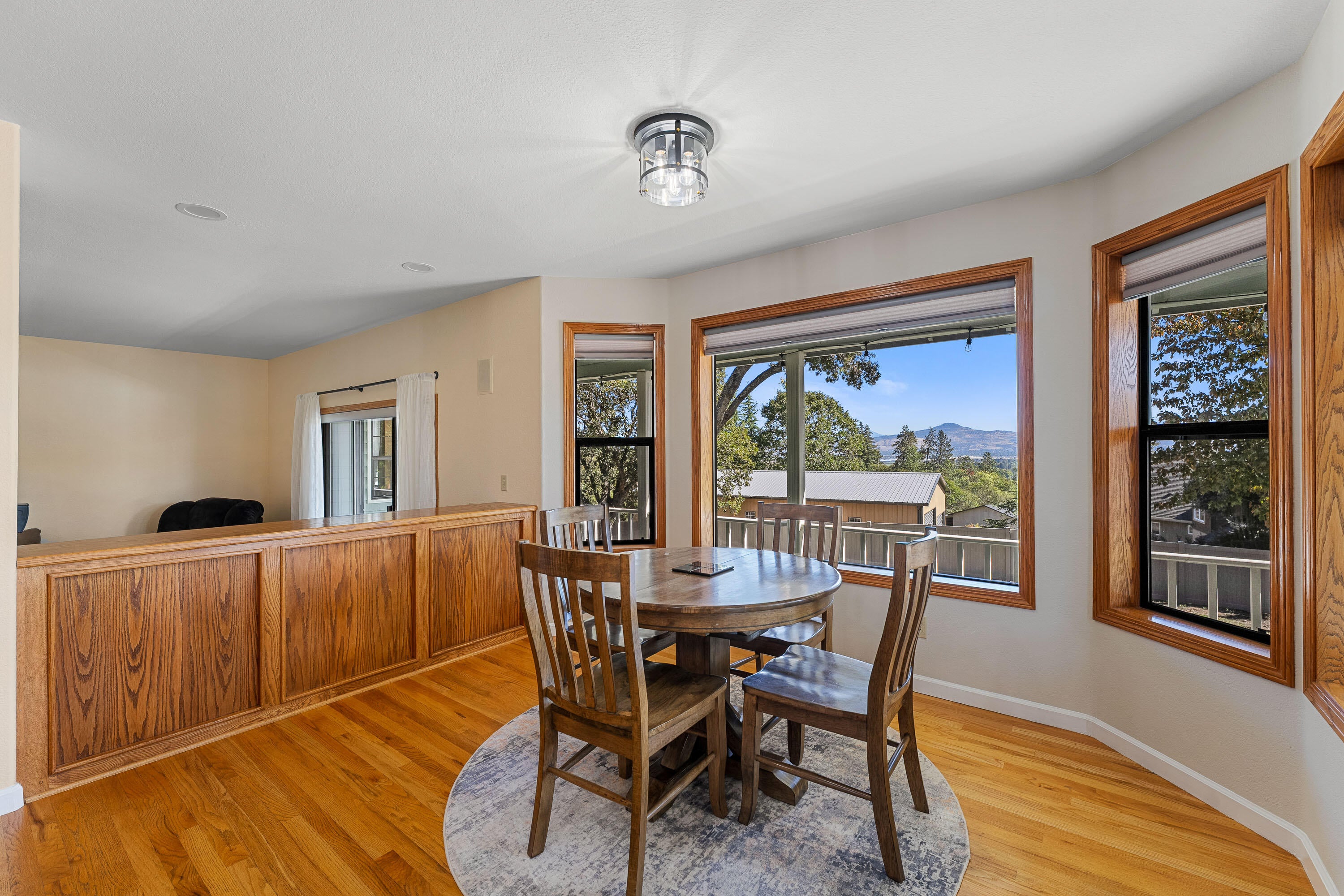 Central Point, Oregon, 97502, United States, 4 Bedrooms Bedrooms, ,3 BathroomsBathrooms,Residential,Active,1959928