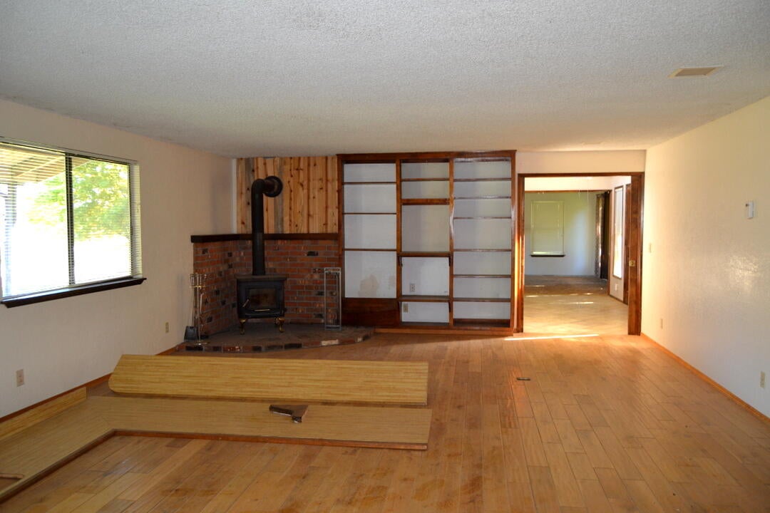 Applegate, Oregon, 97530, United States, 4 Bedrooms Bedrooms, ,3 BathroomsBathrooms,Residential,Active,1963259