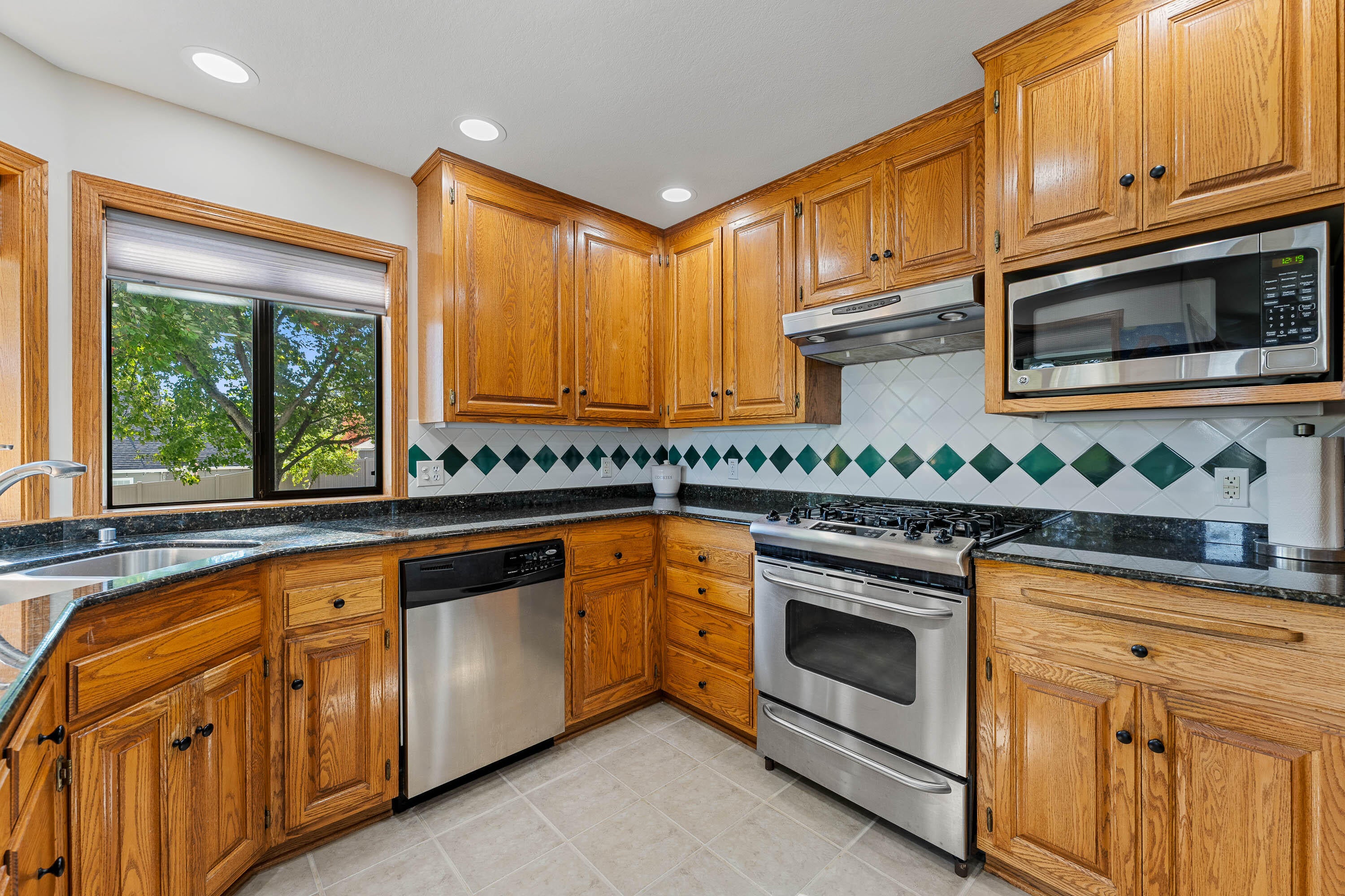 Central Point, Oregon, 97502, United States, 4 Bedrooms Bedrooms, ,3 BathroomsBathrooms,Residential,Active,1959928