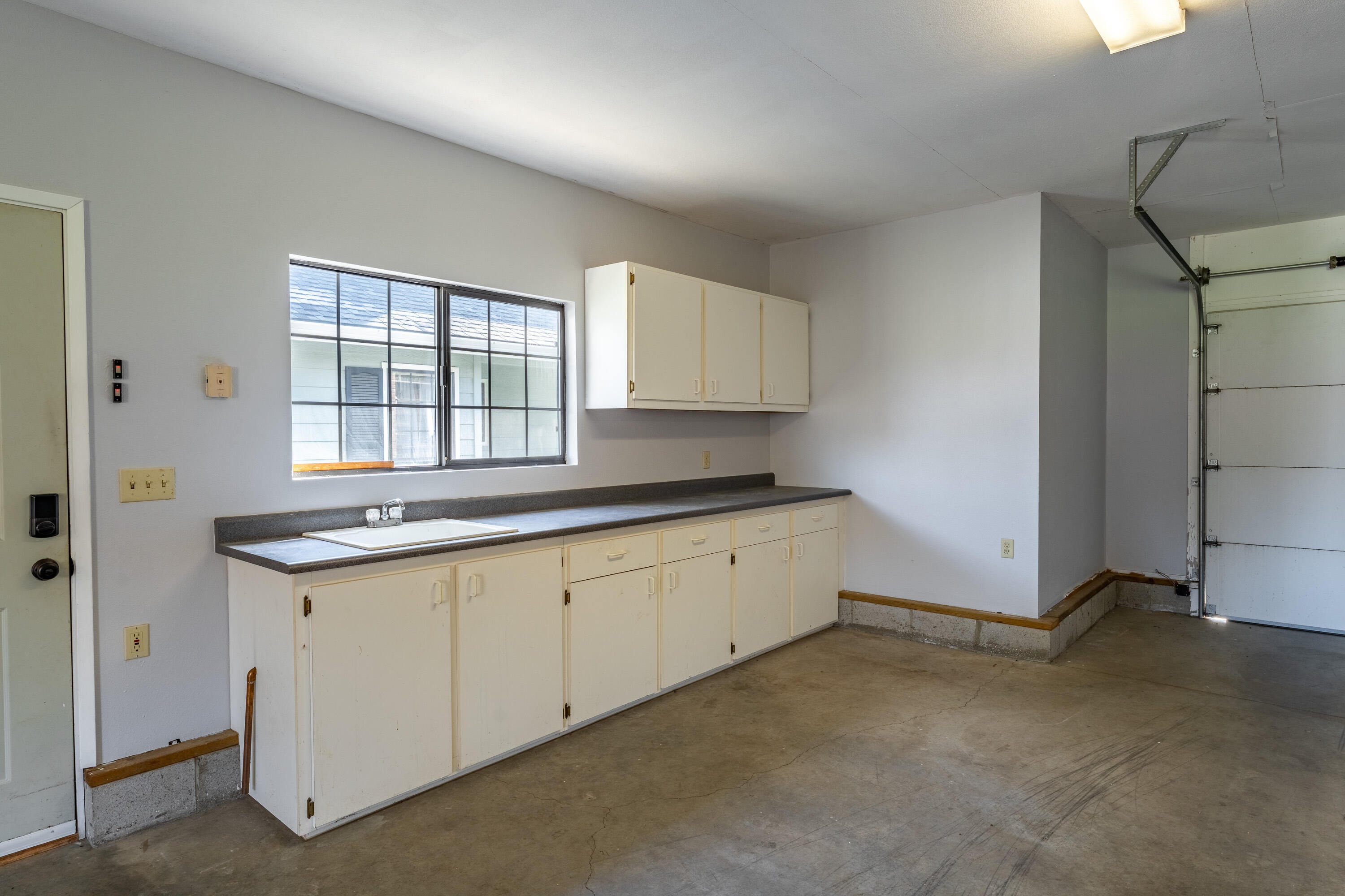 Central Point, Oregon, 97502, United States, 4 Bedrooms Bedrooms, ,3 BathroomsBathrooms,Residential,Active,1959928