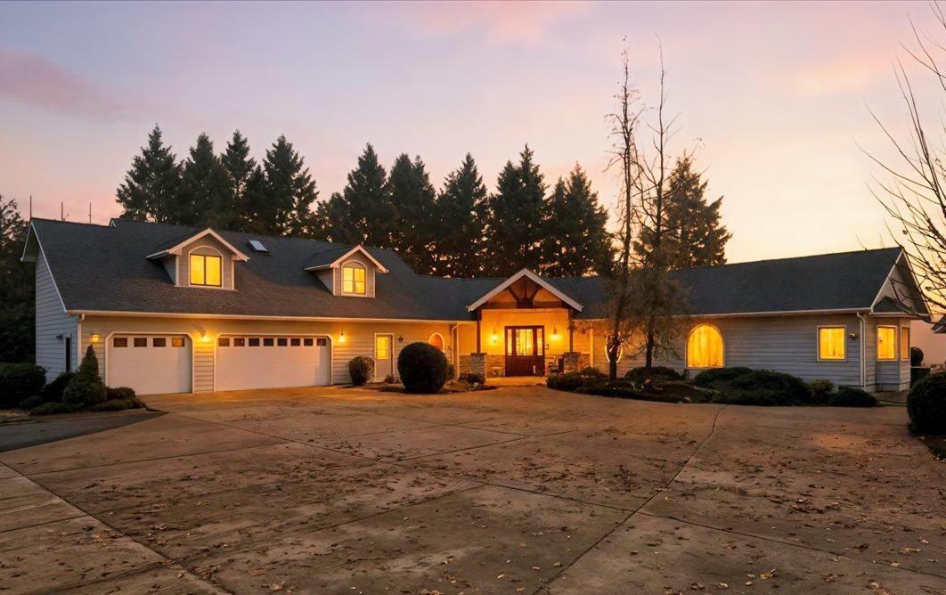 Grants Pass, Oregon, 97527, United States, 3 Bedrooms Bedrooms, ,3 BathroomsBathrooms,Residential,Active,1990612