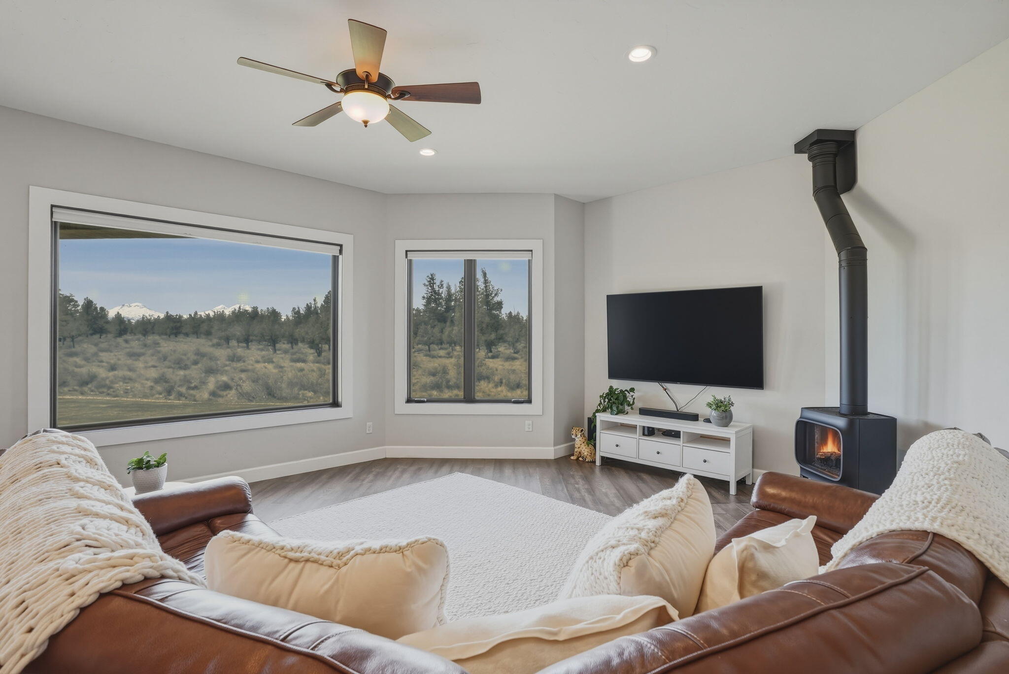 Sisters, Oregon, 97759, United States, 3 Bedrooms Bedrooms, ,3 BathroomsBathrooms,Residential,Active,2043417