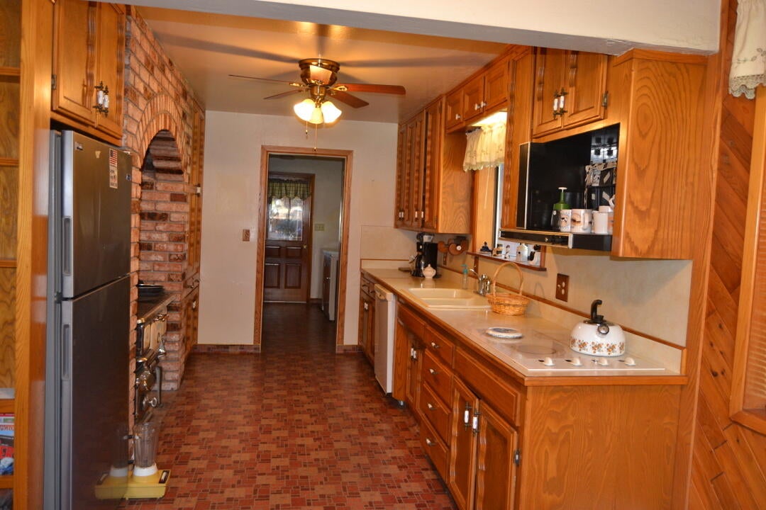 Grants Pass, Oregon, 97526, United States, 4 Bedrooms Bedrooms, ,2 BathroomsBathrooms,Residential,Active,1973303