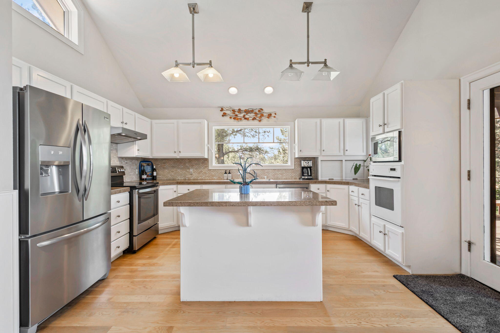 Bend, Oregon, 97702, United States, 4 Bedrooms Bedrooms, ,3 BathroomsBathrooms,Residential,Active,1907972