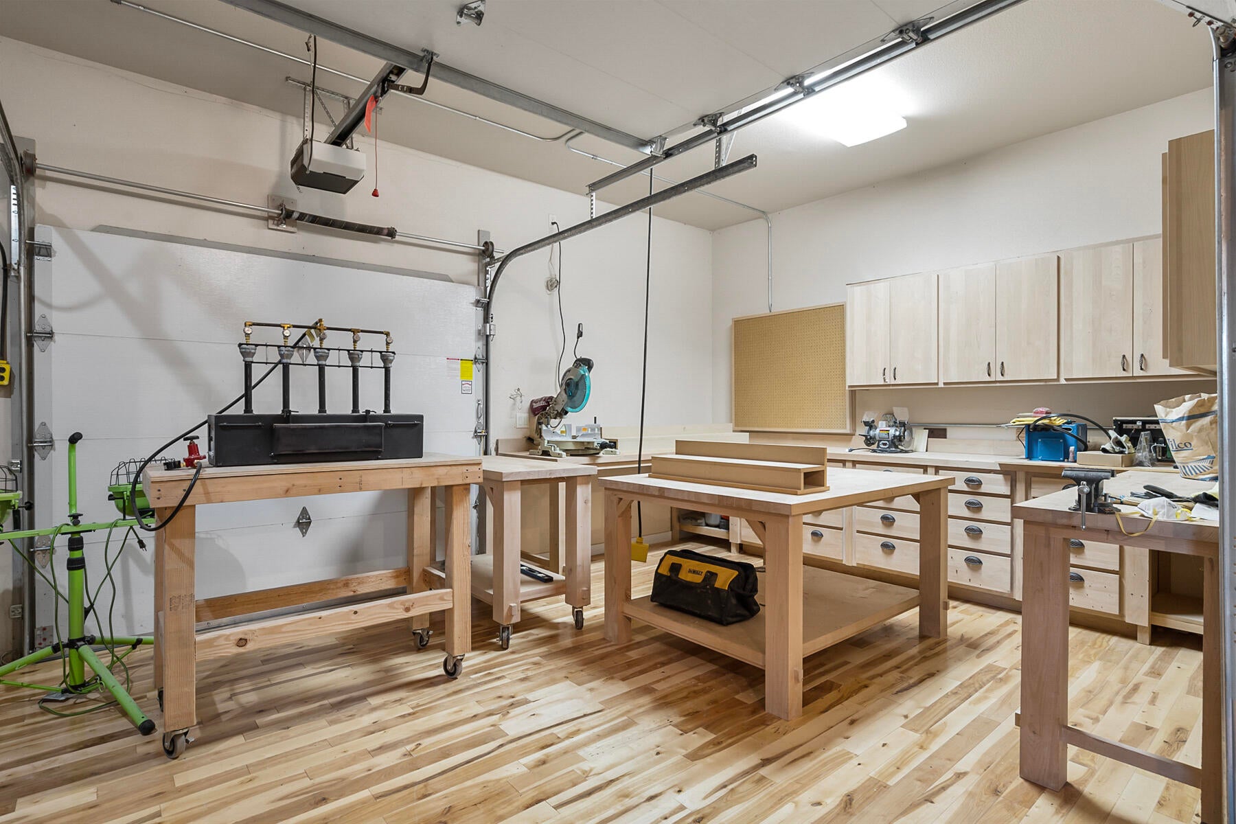 Bend, Oregon, 97702, United States, ,6 BathroomsBathrooms,Residential,Active,1726978