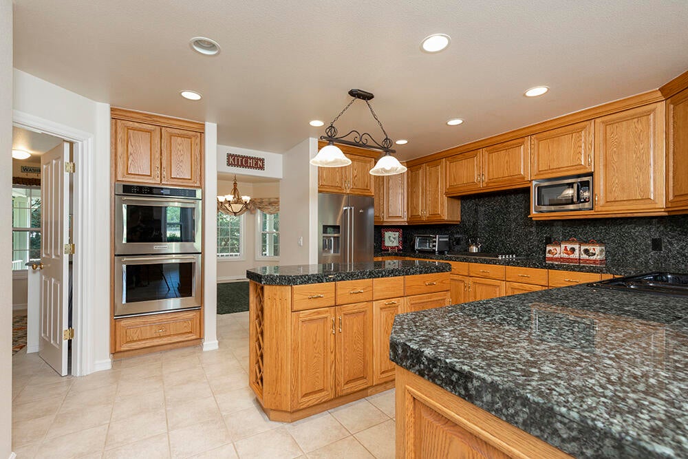 Grants Pass, Oregon, 97527, United States, 4 Bedrooms Bedrooms, ,5 BathroomsBathrooms,Residential,Active,1927646