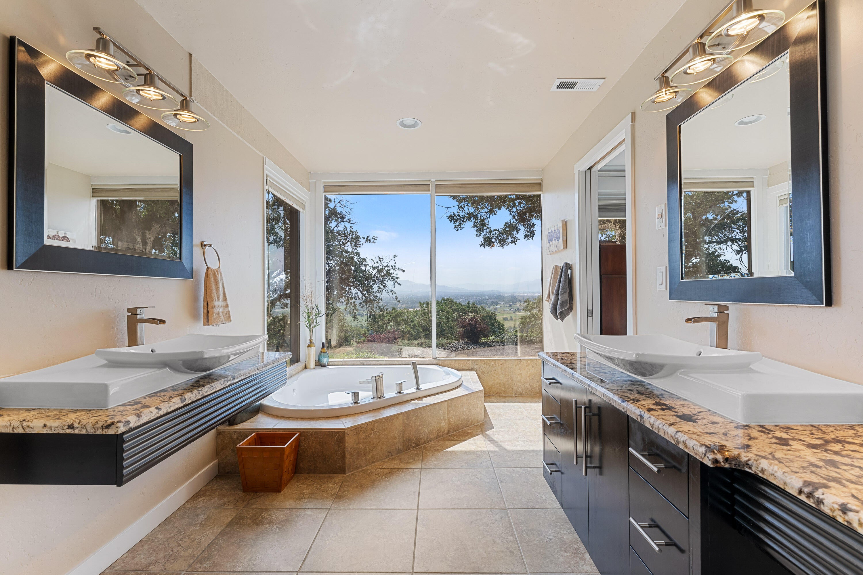 Central Point, Oregon, 97502, United States, 4 Bedrooms Bedrooms, ,4 BathroomsBathrooms,Residential,Active,2006836