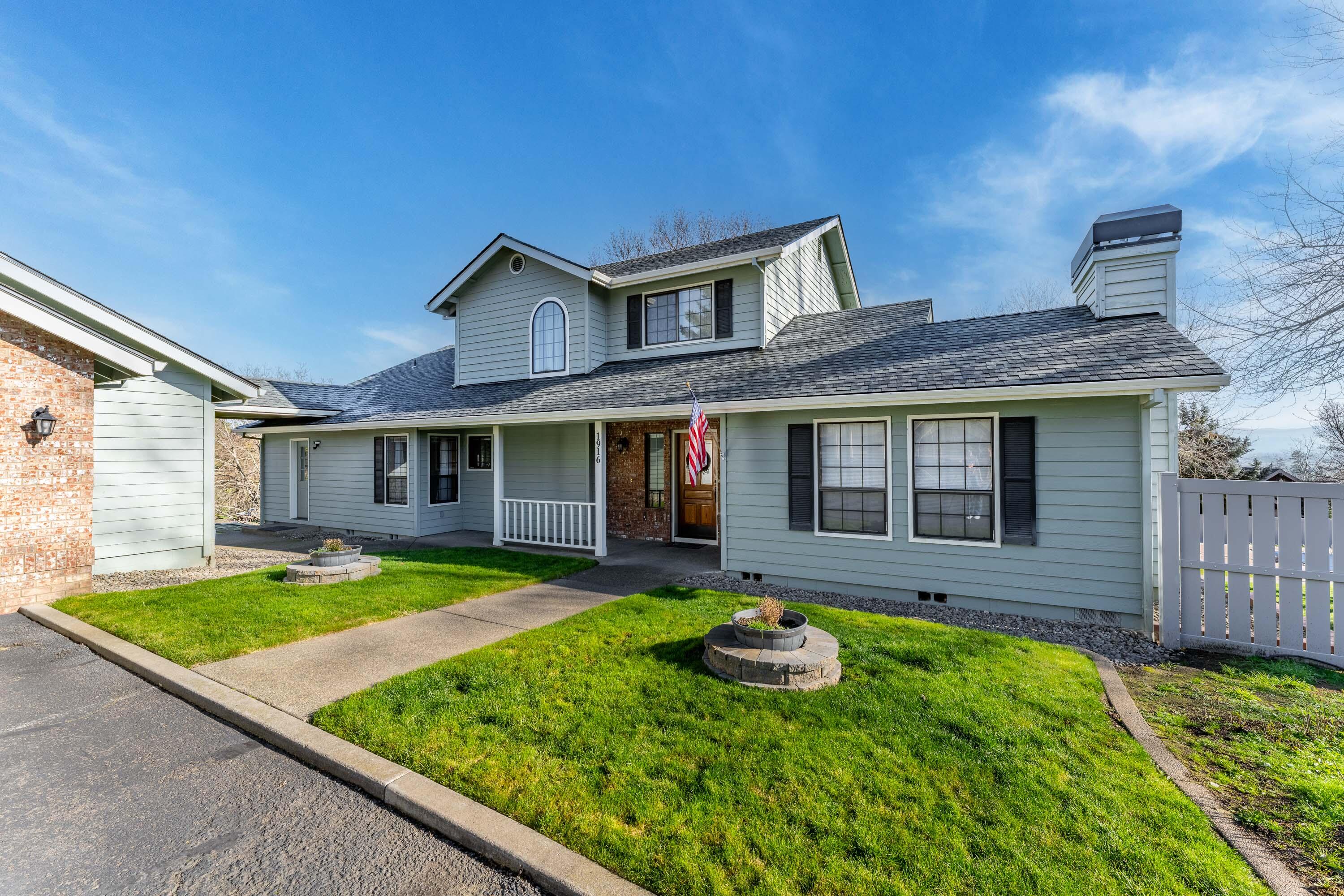 Central Point, Oregon, 97502, United States, 4 Bedrooms Bedrooms, ,3 BathroomsBathrooms,Residential,Active,1959928