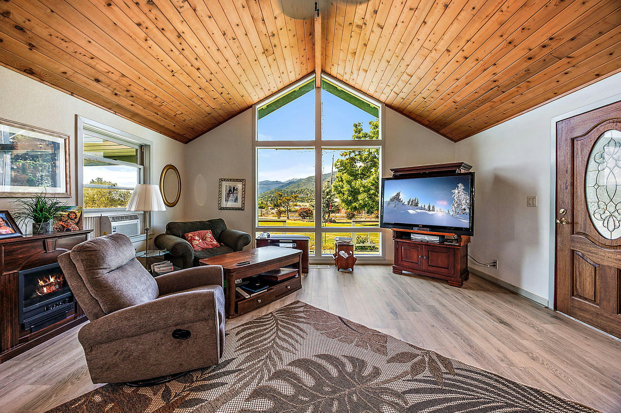 Ashland, Oregon, 97520, United States, 4 Bedrooms Bedrooms, ,4 BathroomsBathrooms,Residential,Active,1741601