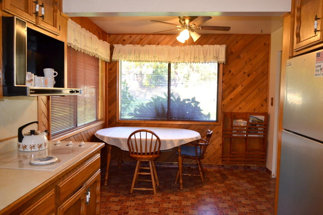 Grants Pass, Oregon, 97526, United States, 4 Bedrooms Bedrooms, ,2 BathroomsBathrooms,Residential,Active,1973303