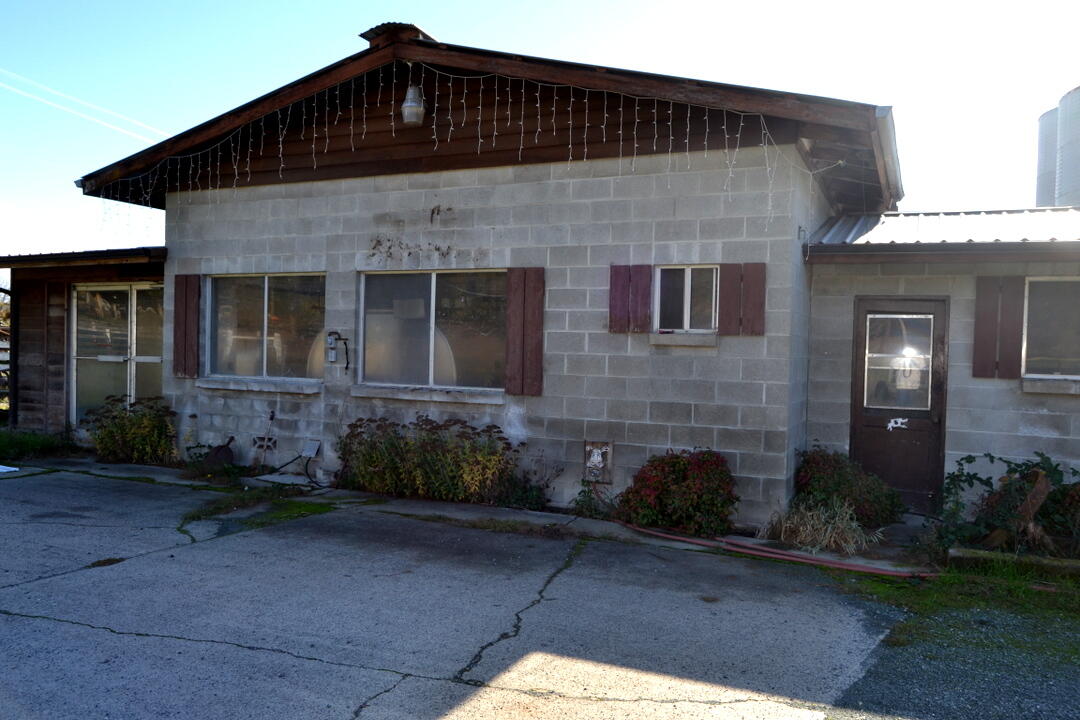 Grants Pass, Oregon, 97526, United States, 4 Bedrooms Bedrooms, ,2 BathroomsBathrooms,Residential,Active,1973303