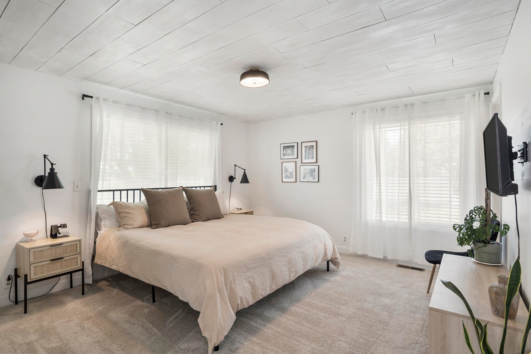 Bend, Oregon, 97703, United States, 4 Bedrooms Bedrooms, ,3 BathroomsBathrooms,Residential,Active,1790219