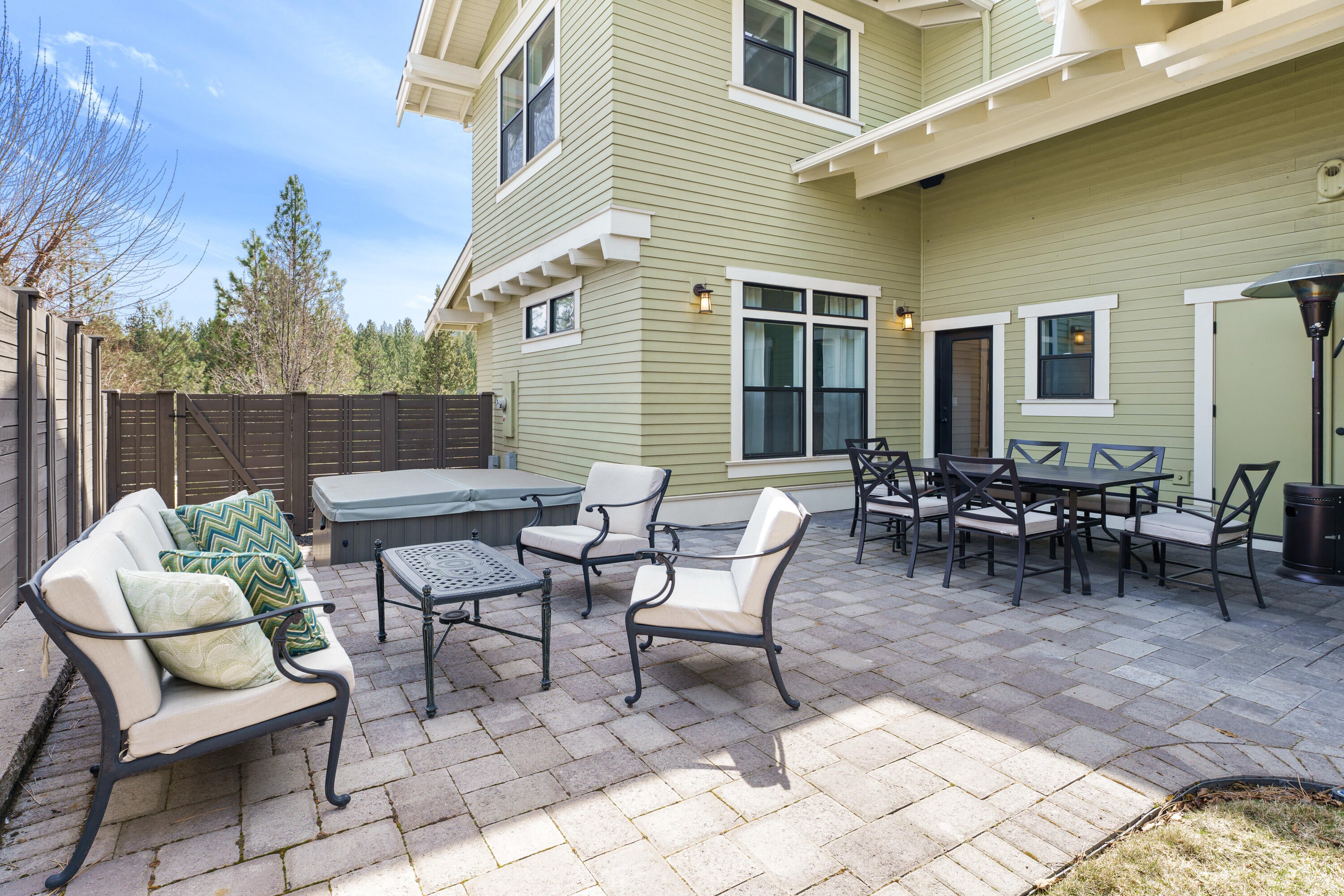 Bend, Oregon, 97703, United States, 4 Bedrooms Bedrooms, ,3 BathroomsBathrooms,Residential,Active,1764459