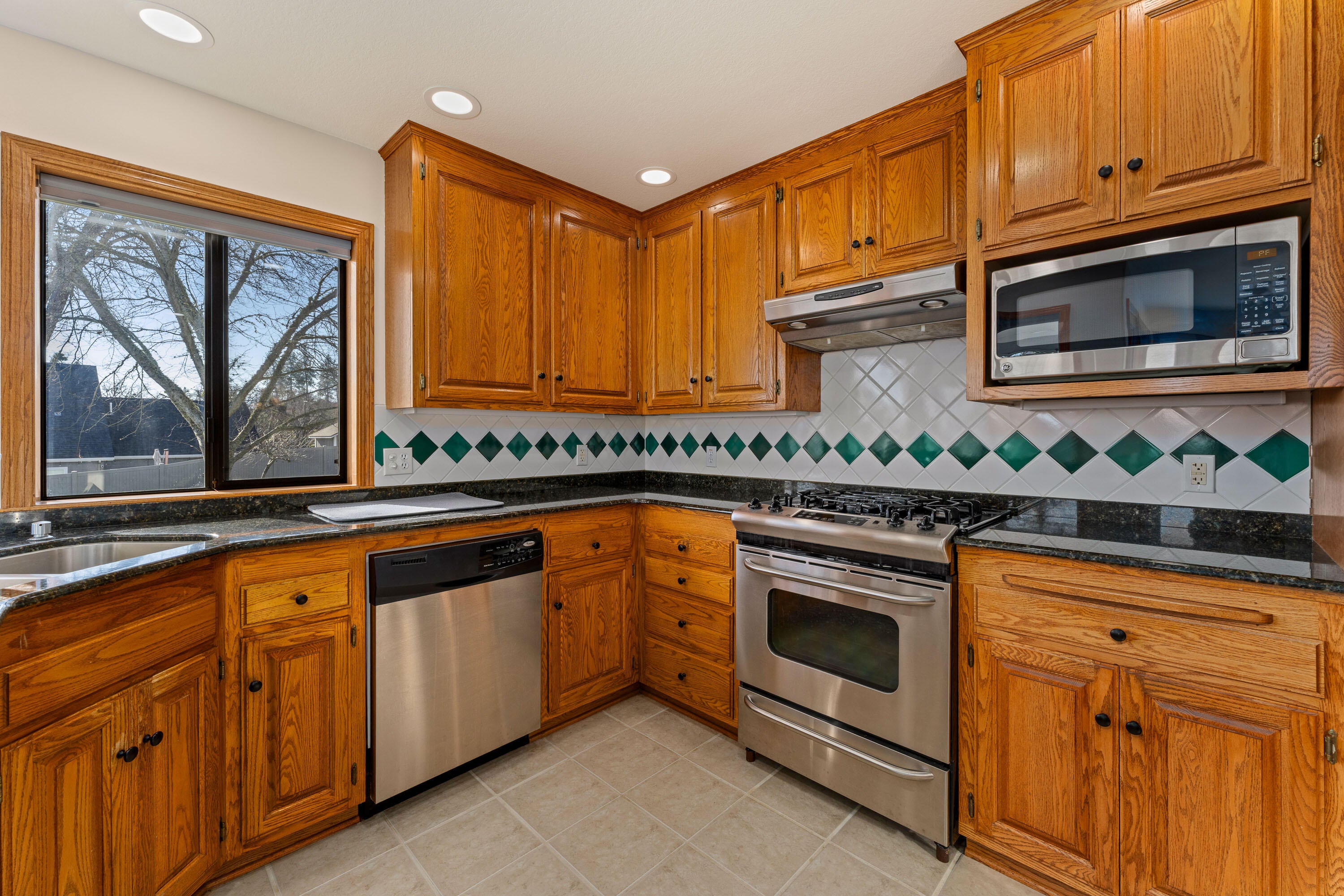 Central Point, Oregon, 97502, United States, 4 Bedrooms Bedrooms, ,3 BathroomsBathrooms,Residential,Active,1959928