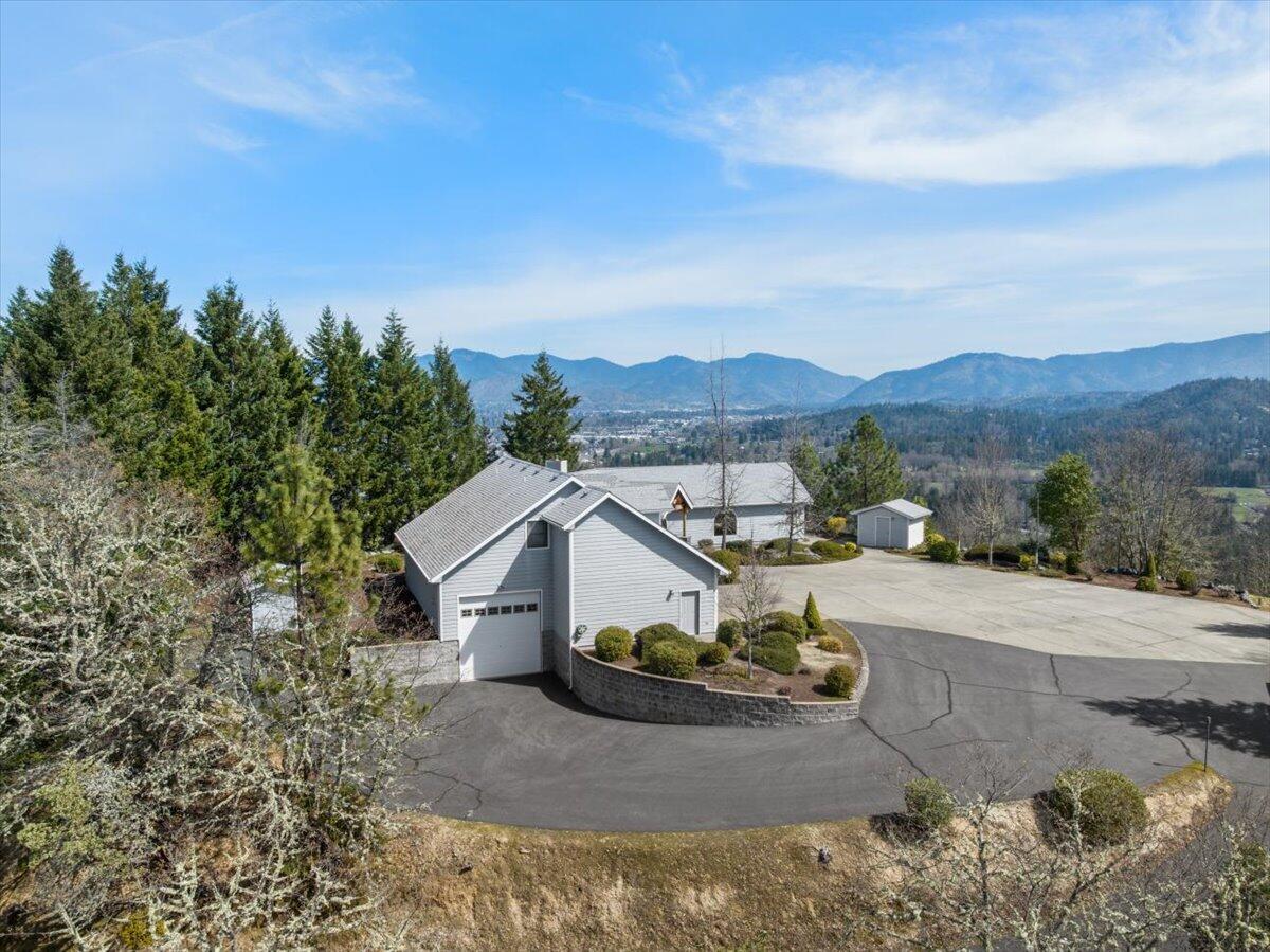 Grants Pass, Oregon, 97527, United States, 3 Bedrooms Bedrooms, ,3 BathroomsBathrooms,Residential,Active,1990612