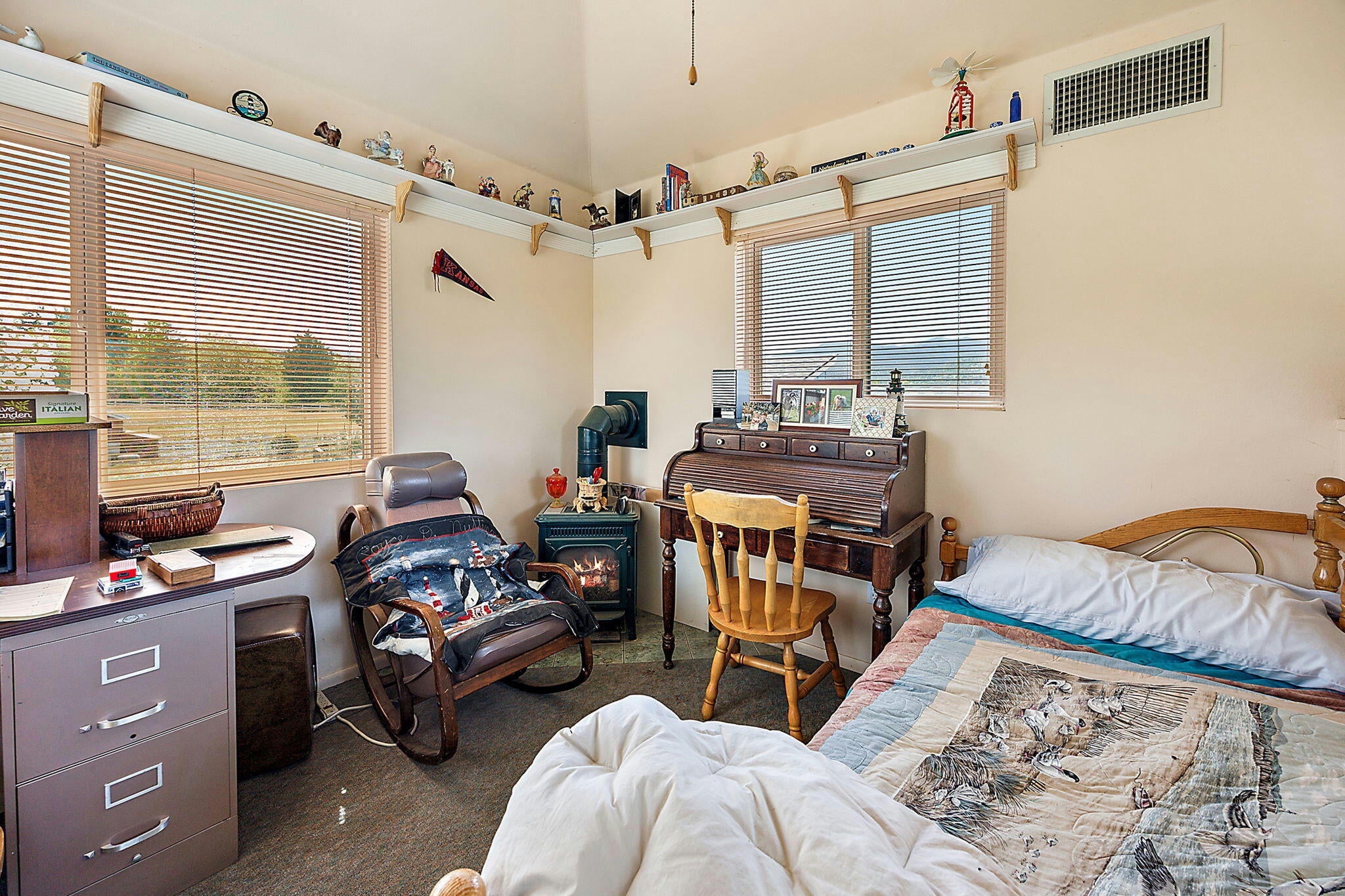 Ashland, Oregon, 97520, United States, 4 Bedrooms Bedrooms, ,4 BathroomsBathrooms,Residential,Active,1741601