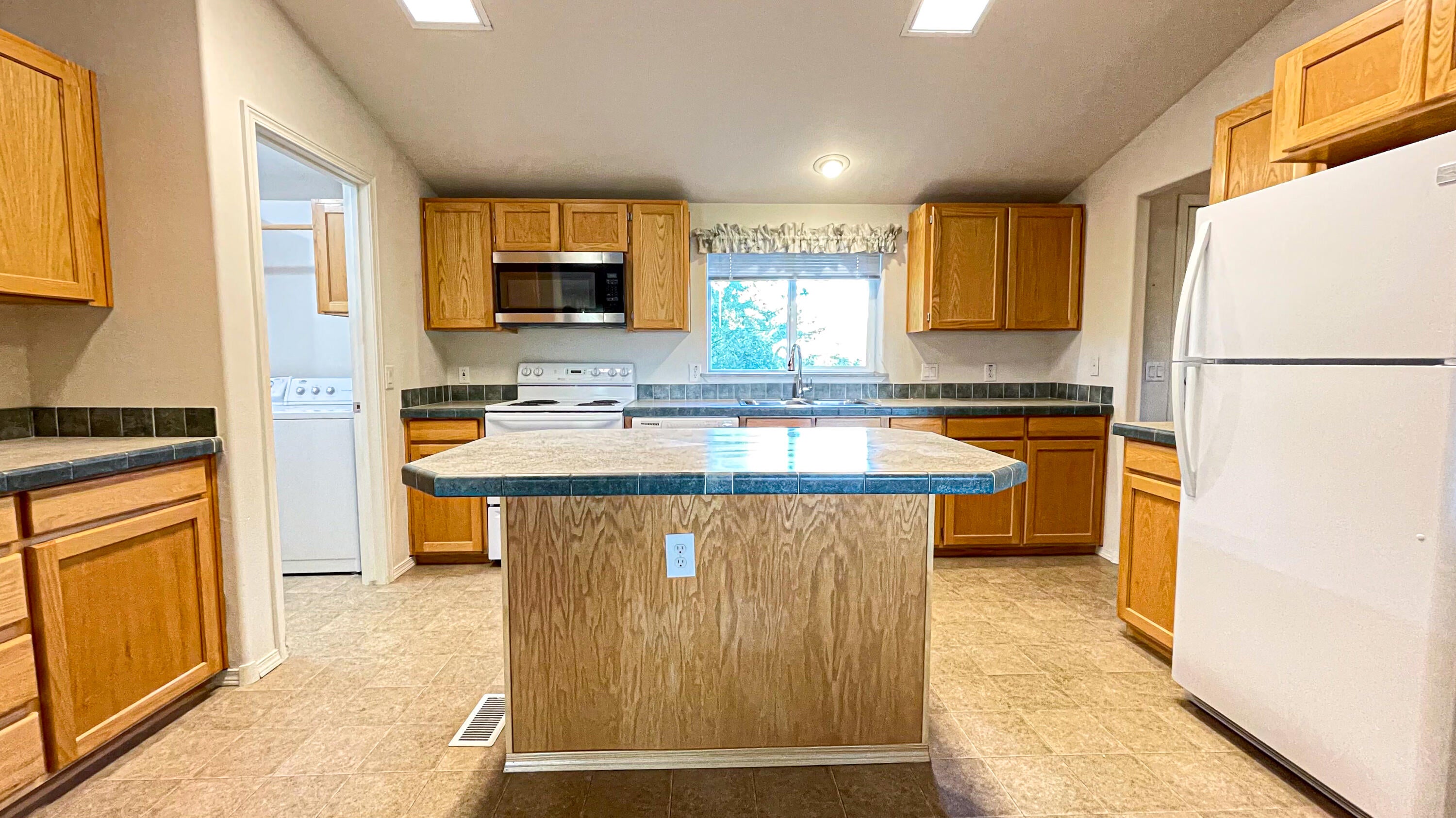 Powell Butte, Oregon, 97753, United States, ,3 BathroomsBathrooms,Residential,Active,1769369
