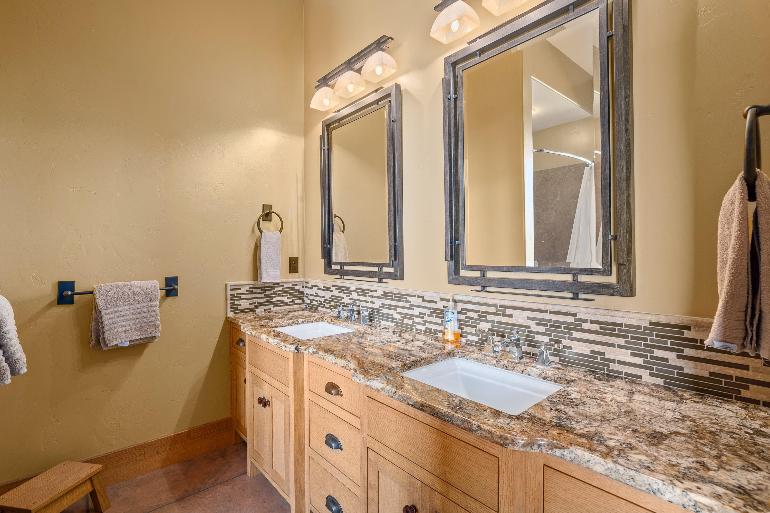 Bonanza, Oregon, 97623, United States, 3 Bedrooms Bedrooms, ,4 BathroomsBathrooms,Residential,Active,1876681