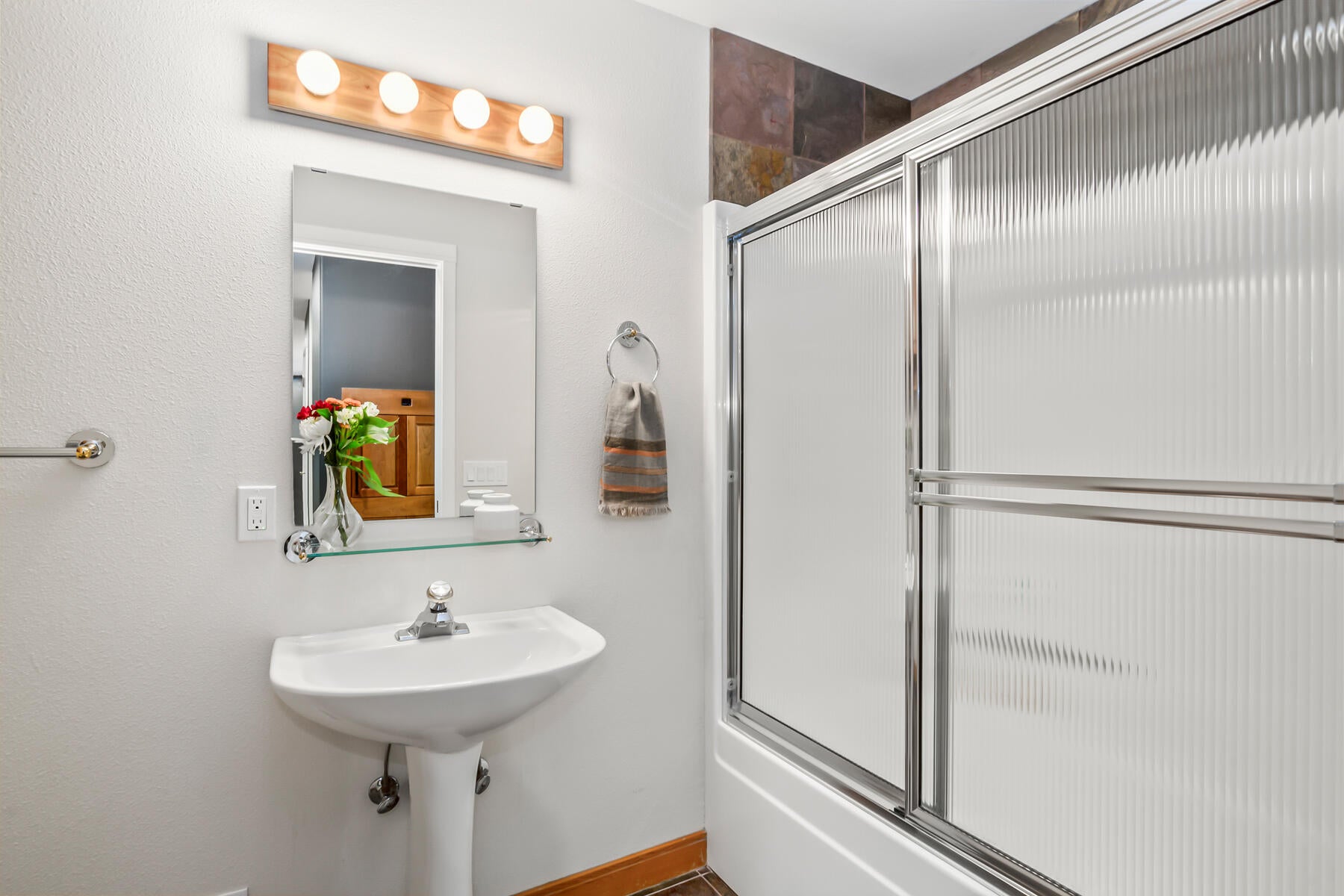 Bend, Oregon, 97703, United States, 5 Bedrooms Bedrooms, ,3 BathroomsBathrooms,Residential,Active,1972188