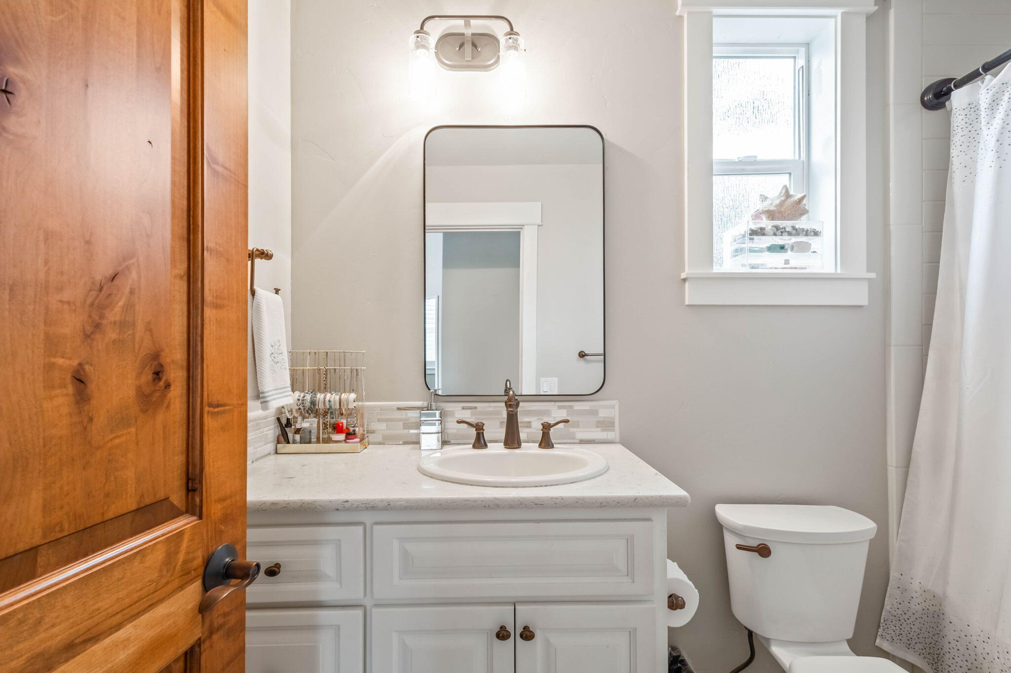 Bend, Oregon, 97702, United States, 4 Bedrooms Bedrooms, ,5 BathroomsBathrooms,Residential,Active,1726847