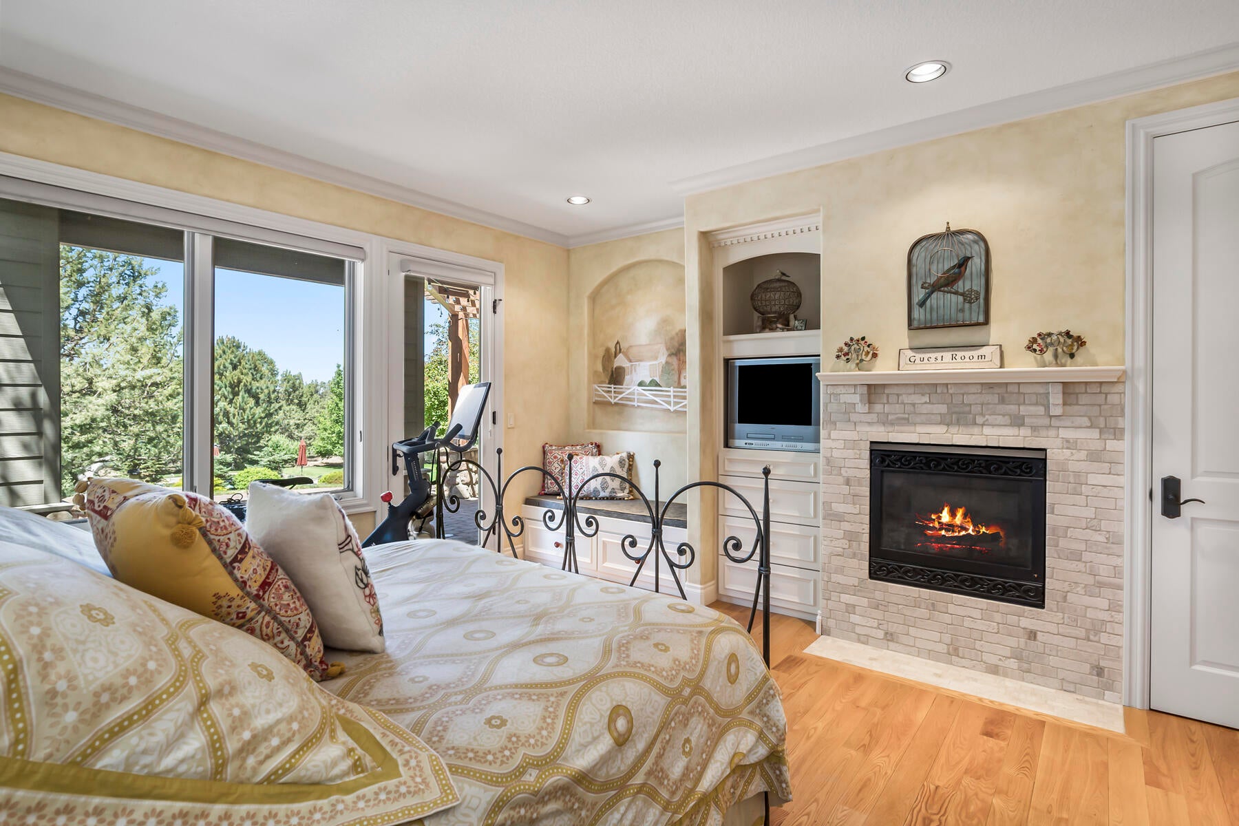 Bend, Oregon, 97702, United States, ,6 BathroomsBathrooms,Residential,Active,1726978